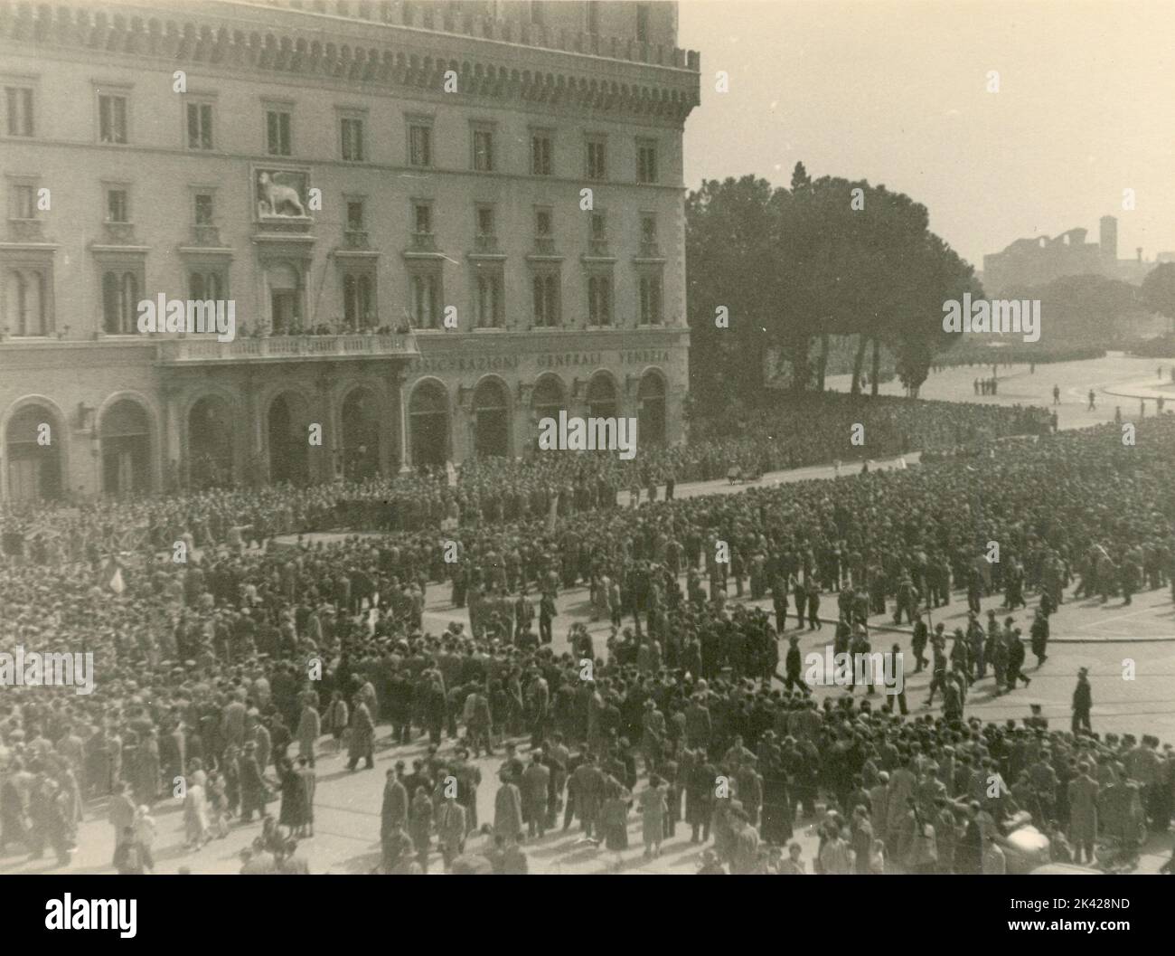 Großes Treffen von Menschen auf der Piazza Venezia, Rom, Italien 1930s Stockfoto