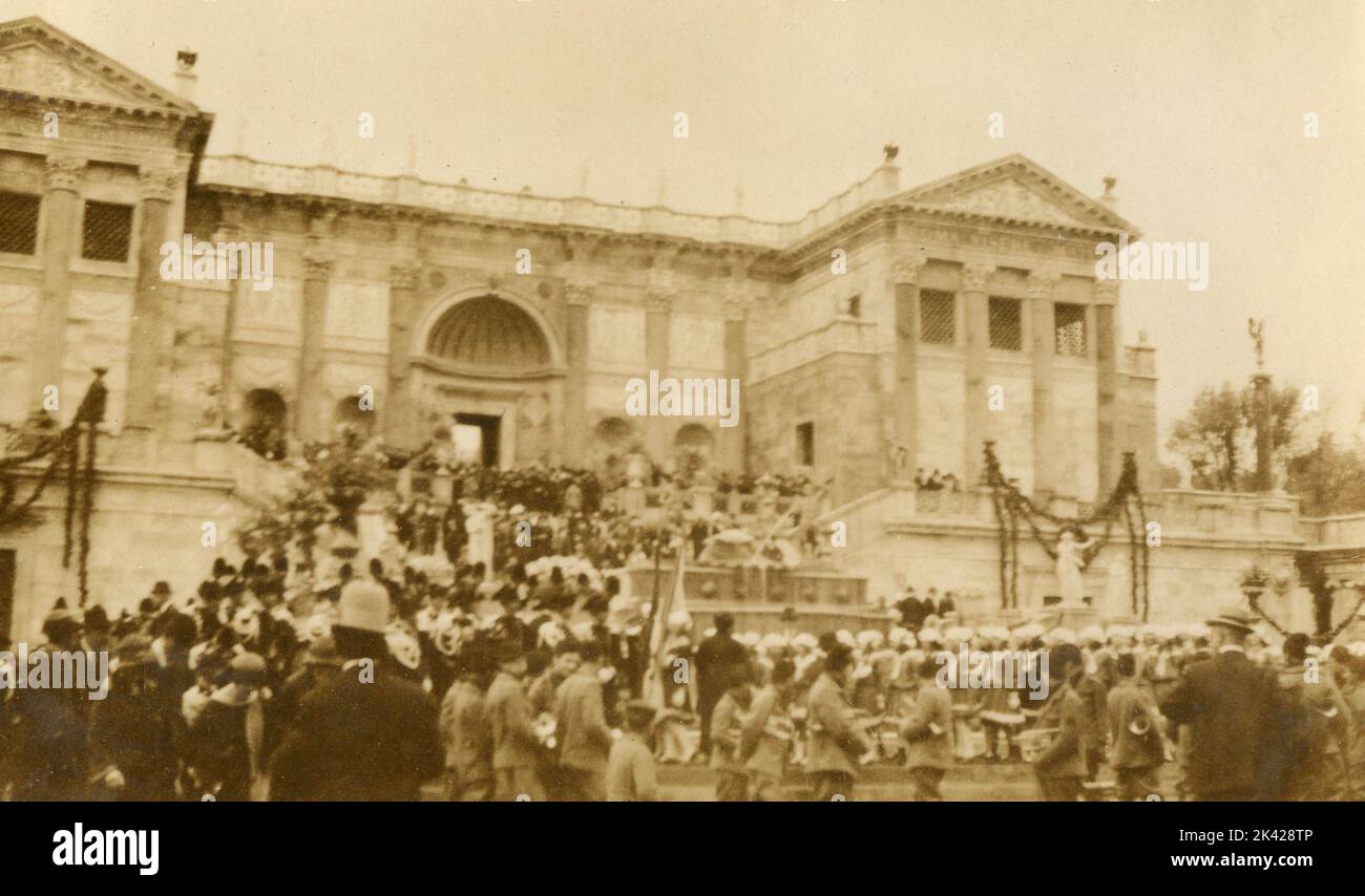 Große Gruppe von Menschen vor einem nicht identifizierten Gebäude, 1920s Stockfoto