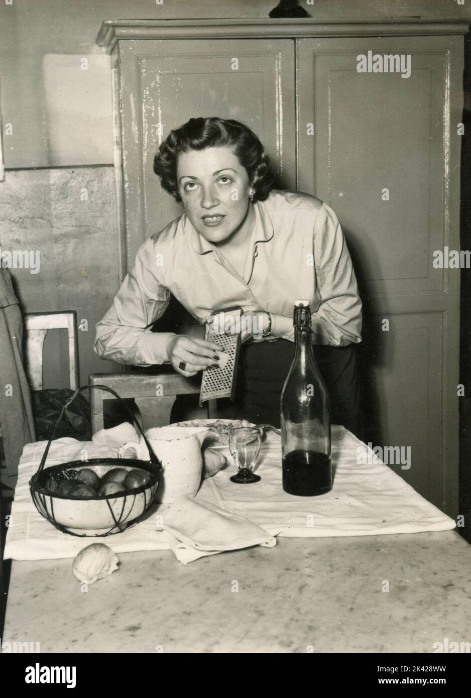 Italienische Sängerin Carla Boni bei Hausmannskost Mittagessen, Italien 1950s Stockfoto