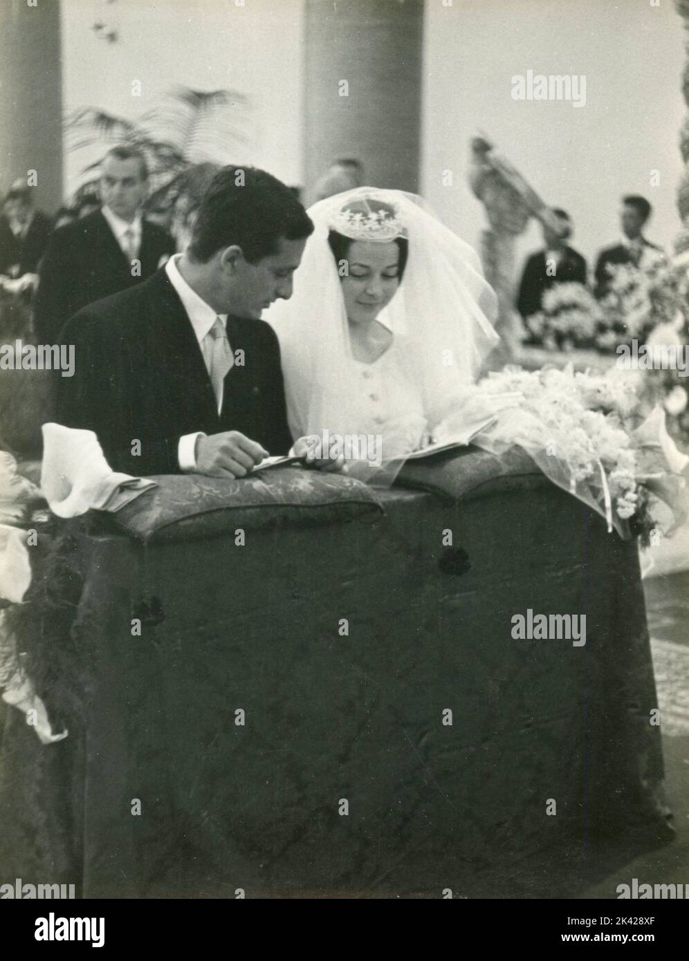 Ein Ehepaar heiratet in der Kirche, Italien 1950s Stockfoto