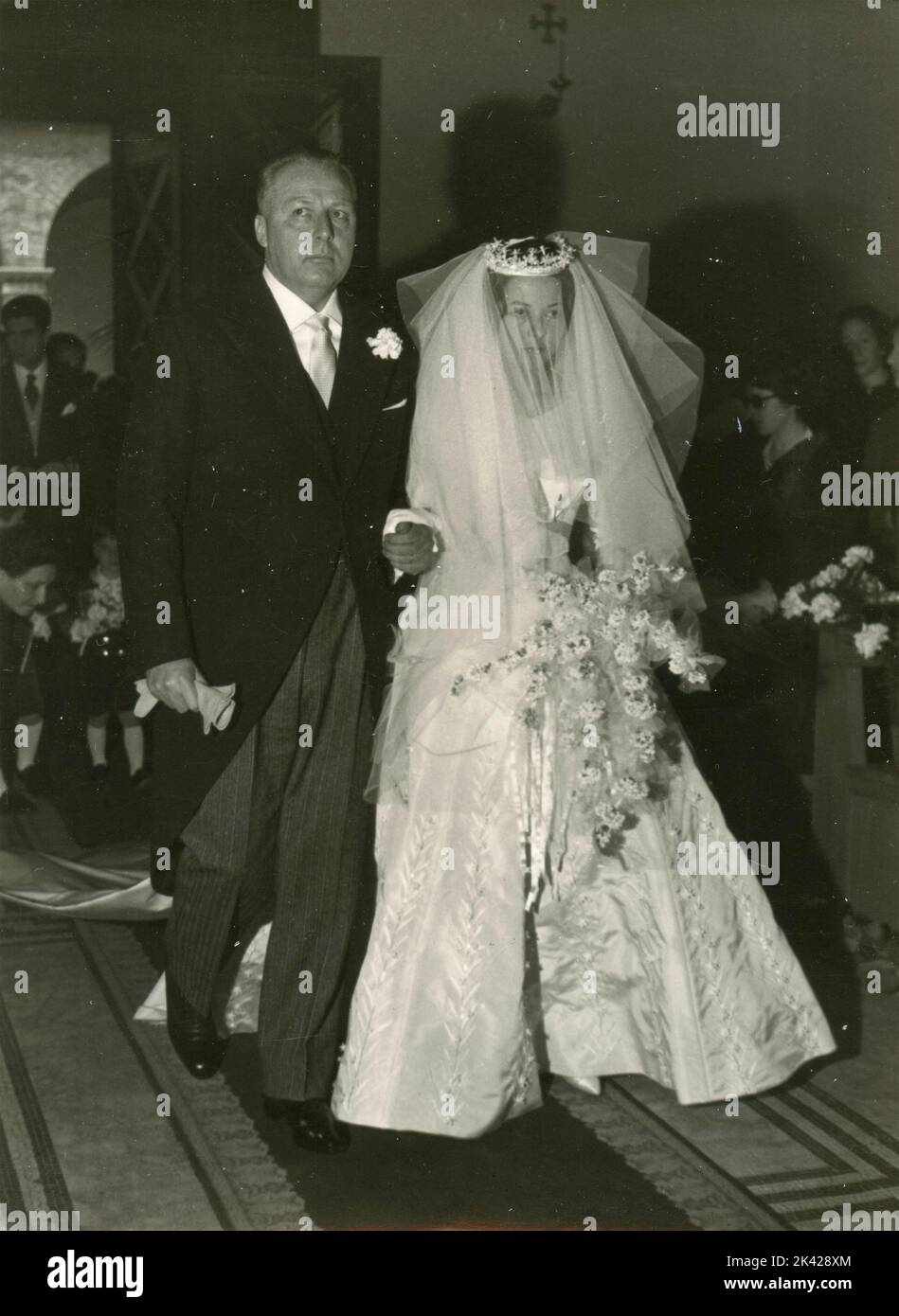 Der Vater der Braut bringt sie zum Altar der Kirche, Italien 1950s Stockfoto