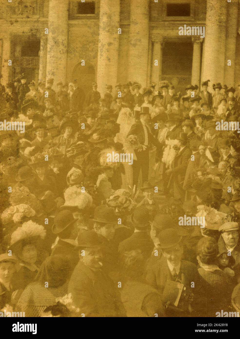 Große Gruppe von Menschen außerhalb der Kirche für eine wichtige Ehe, Italien 1890s Stockfoto