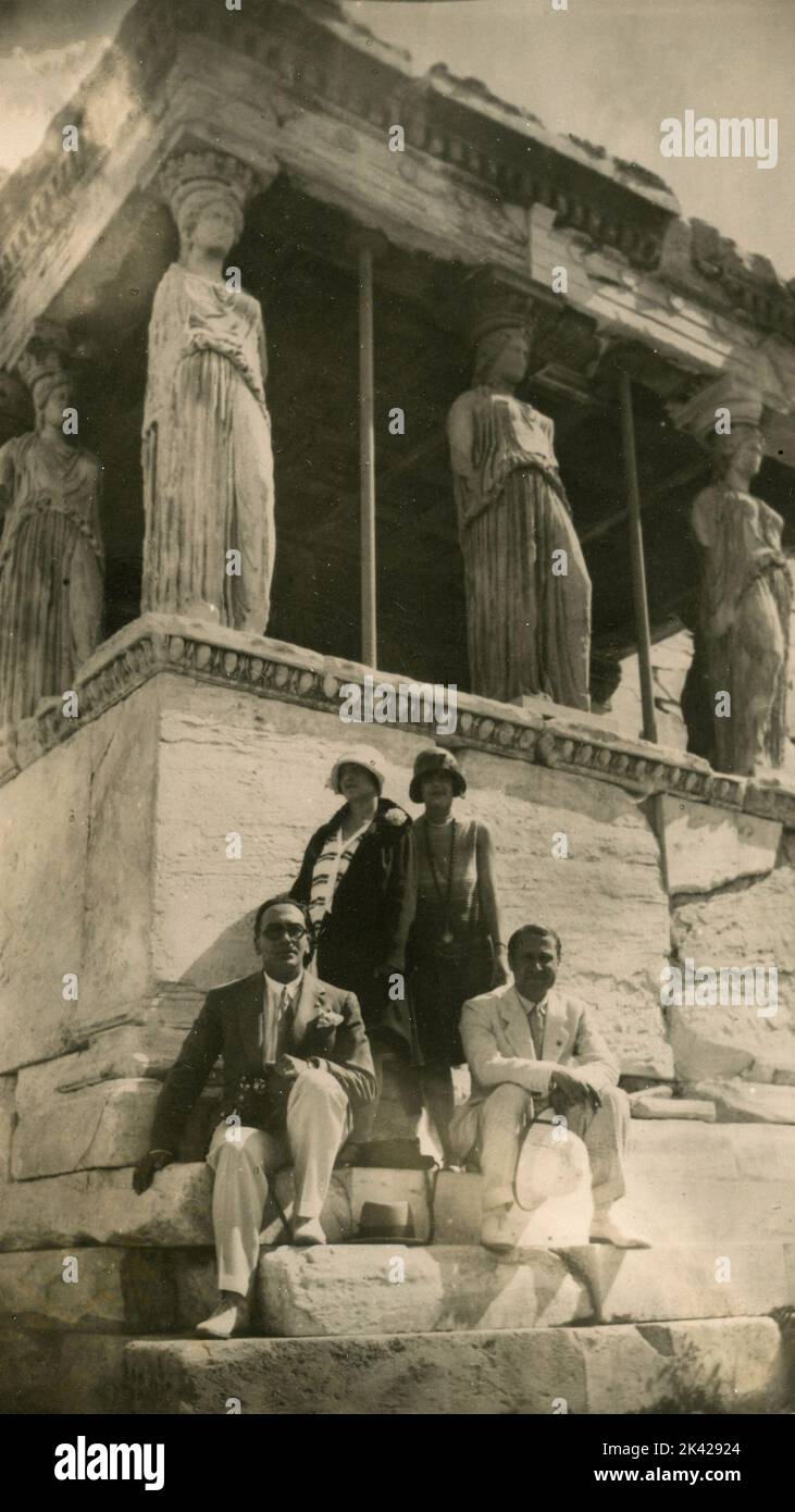Touristen neben der Veranda der Karyatiden im Erechtheion auf der Akropolis von Athen, Griechenland, 1920s Stockfoto