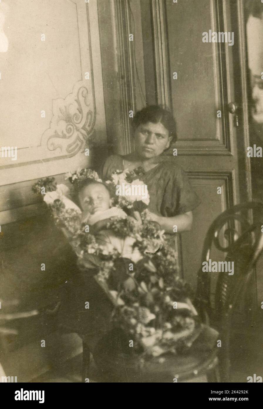 Frau zeigt ihr totes Kind, postmortale Aufnahme, Italien 1930s Stockfoto