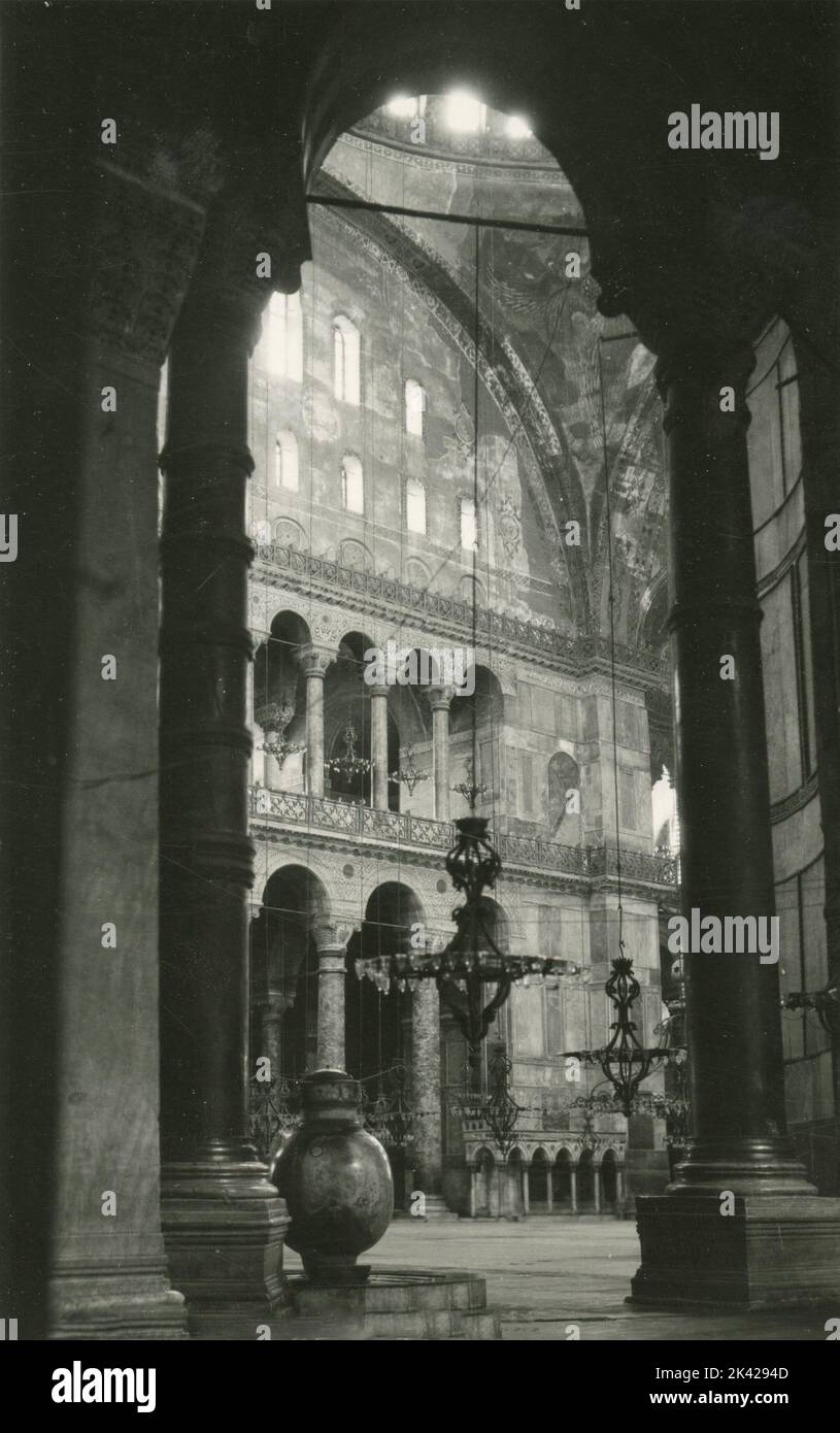 Blick auf das Innere der Großen Hagia Sophia Moschee, Istanbul, Türkei 1930s Stockfoto
