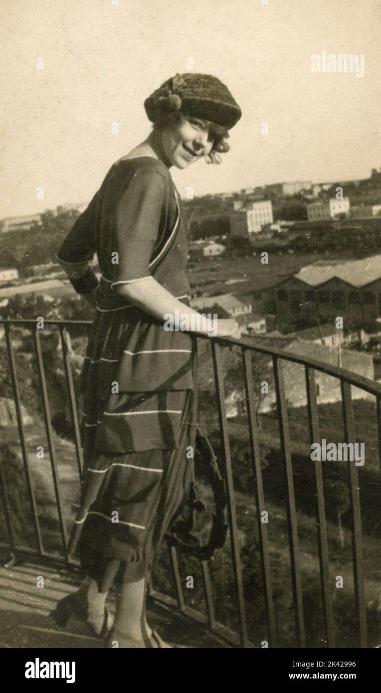 Junge Frau auf der Terrasse, die sich gegen den Zaun lehnt, Rom, Italien 1929 Stockfoto