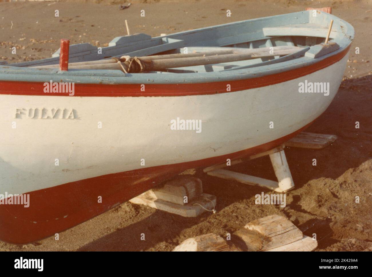 Kleines Ruderboot Fulvia landete am Strand, Italien 1970s Stockfoto