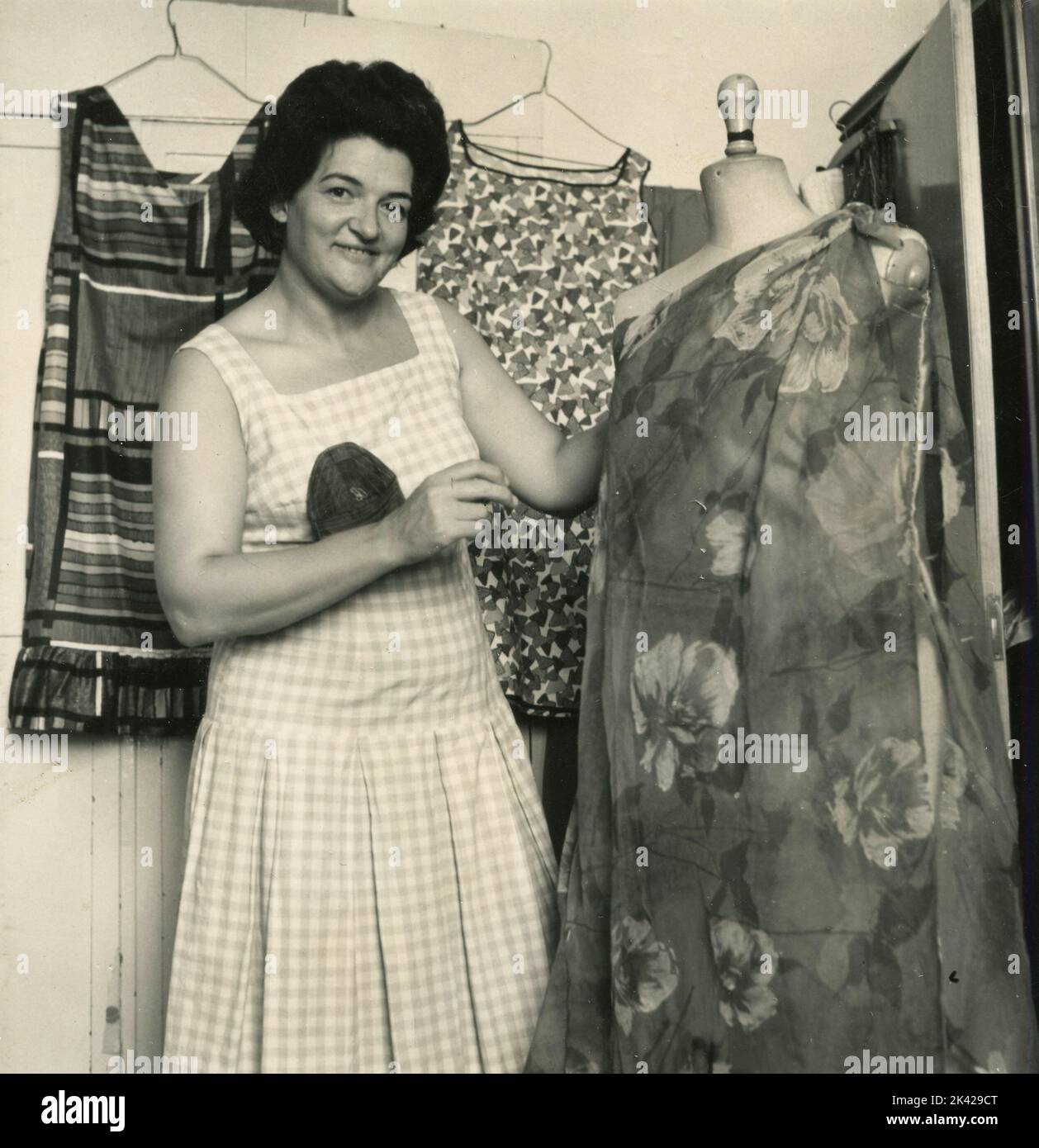taylor, Frau, Arbeit, Werkstatt, Kleidung, Kleid, Mode, Italien, 1950s Stockfoto