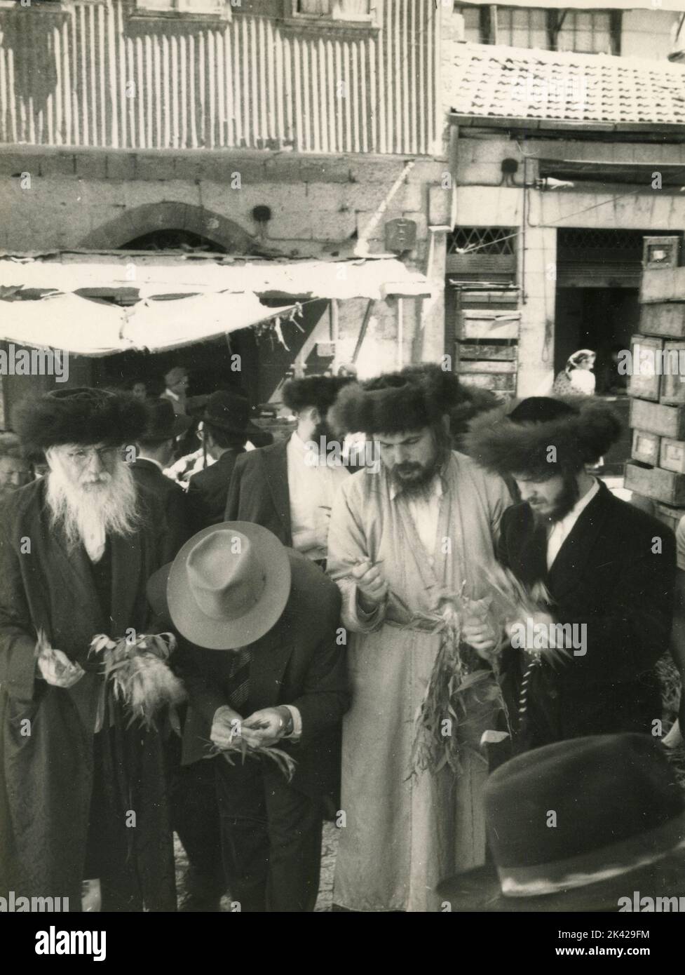 Aschkenasische jüdische Männer mit Shtreimel-Hut auf dem Mea-Shearim-Markt, Jerusalem, Israel 1950s Stockfoto