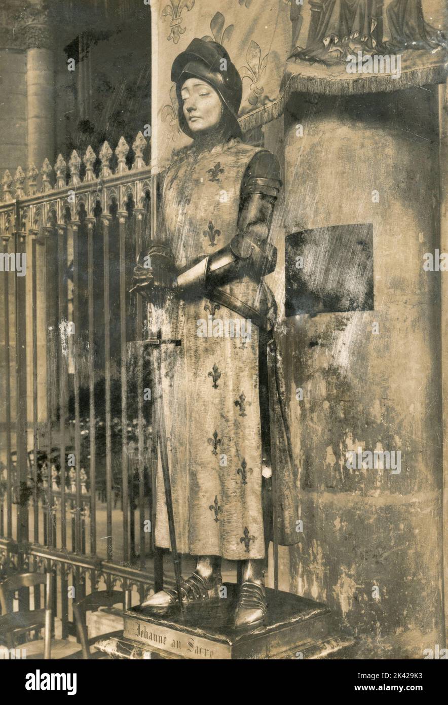 Jeanne d'Arc bei der Krönung von Karl VII., Statue des französischen Künstlers Prosper d'Epinay, Kathedrale von Reims, Frankreich 1940s Stockfoto