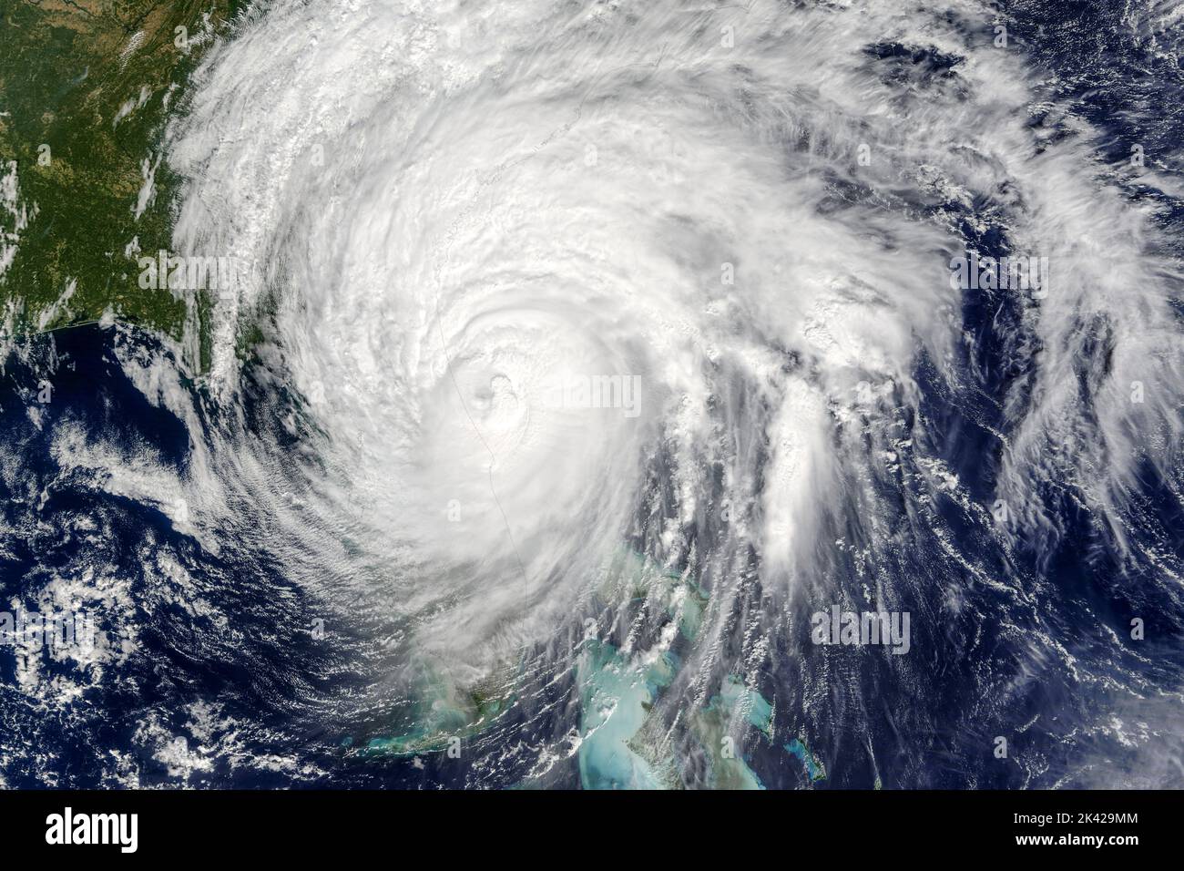 Hurrikan Matthew, der am 7. Oktober 2016 mittags am New Smyrna Beach an der Ostküste Floridas als Hurrikan der Kategorie 3 vorbeikommt. Matthew wurde am 29. September nördlich von Venezuela und Kolumbien zu einem Hurrikan, bevor er sich einer explosiven Intensivierung unterzog und am 1. Oktober schließlich die Intensität der Kategorie 5 erreichte, wobei der 1-minütige Spitzenwind 165 km/h erreichte. Stockfoto