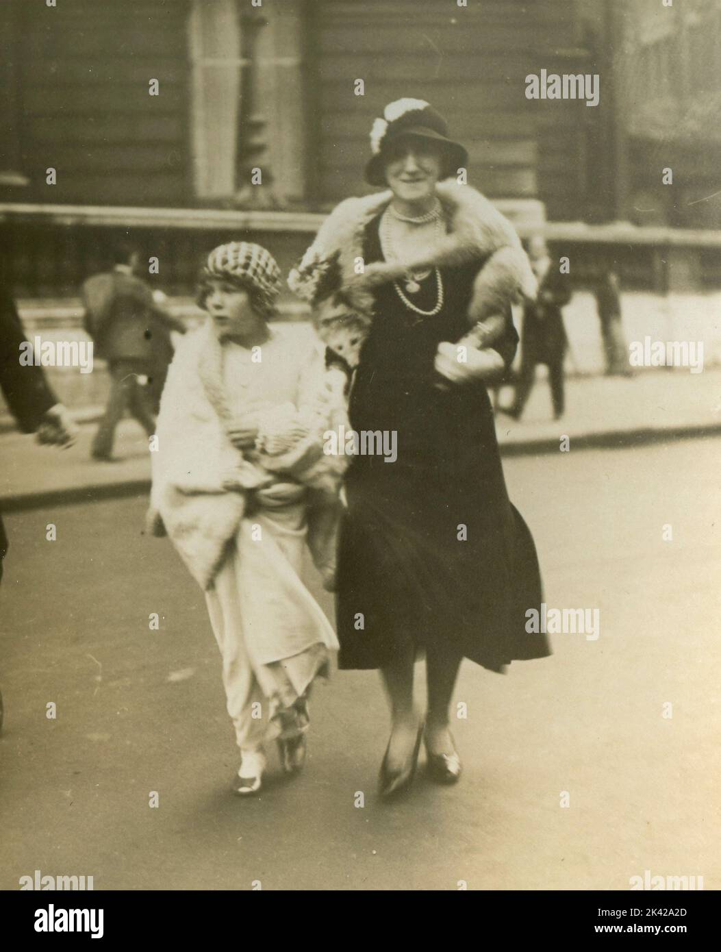 Elegante Frau und Mädchen, die die Straße überqueren, London 1920s Stockfoto