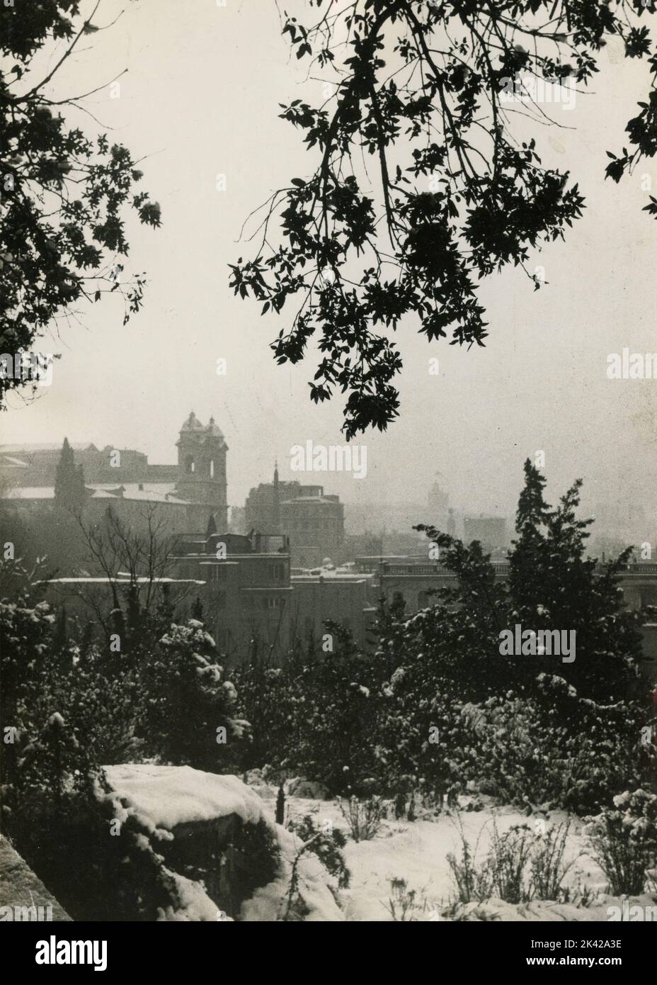 Blick auf Trinità dei Monti vom Pincio während des Schneefalls von 1956, Rom, Italien Stockfoto