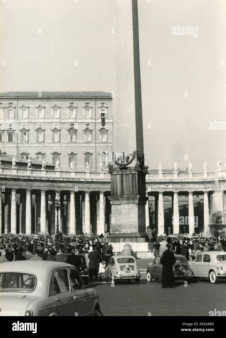 Blick auf den Petersplatz voller Autos für den Sonntagsweihe des Papstes, Rom, Italien 1960s Stockfoto