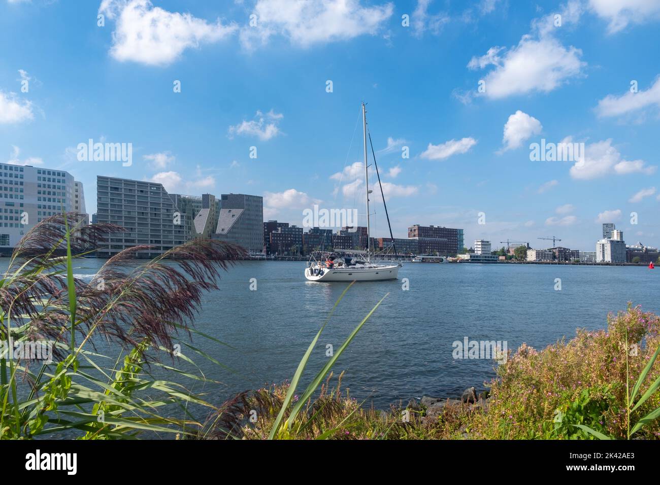 Boot auf dem Fluss IJ, Amsterdam, Niederlande Stockfoto