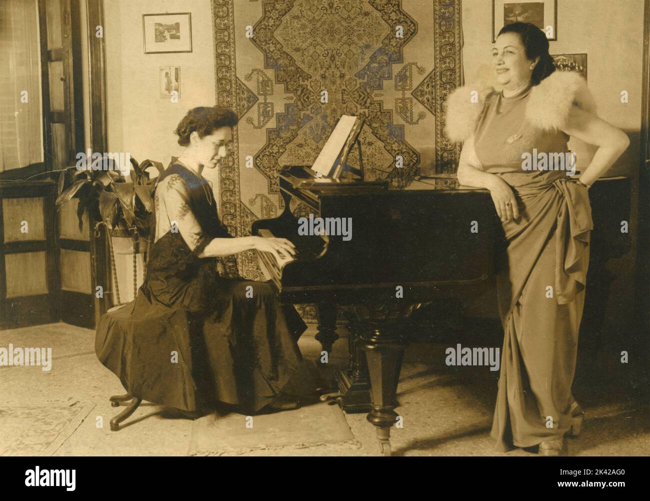 Zwei Musikerinnen geben ein privates Konzert zu Hause, Rom, Italien 1948 Stockfoto