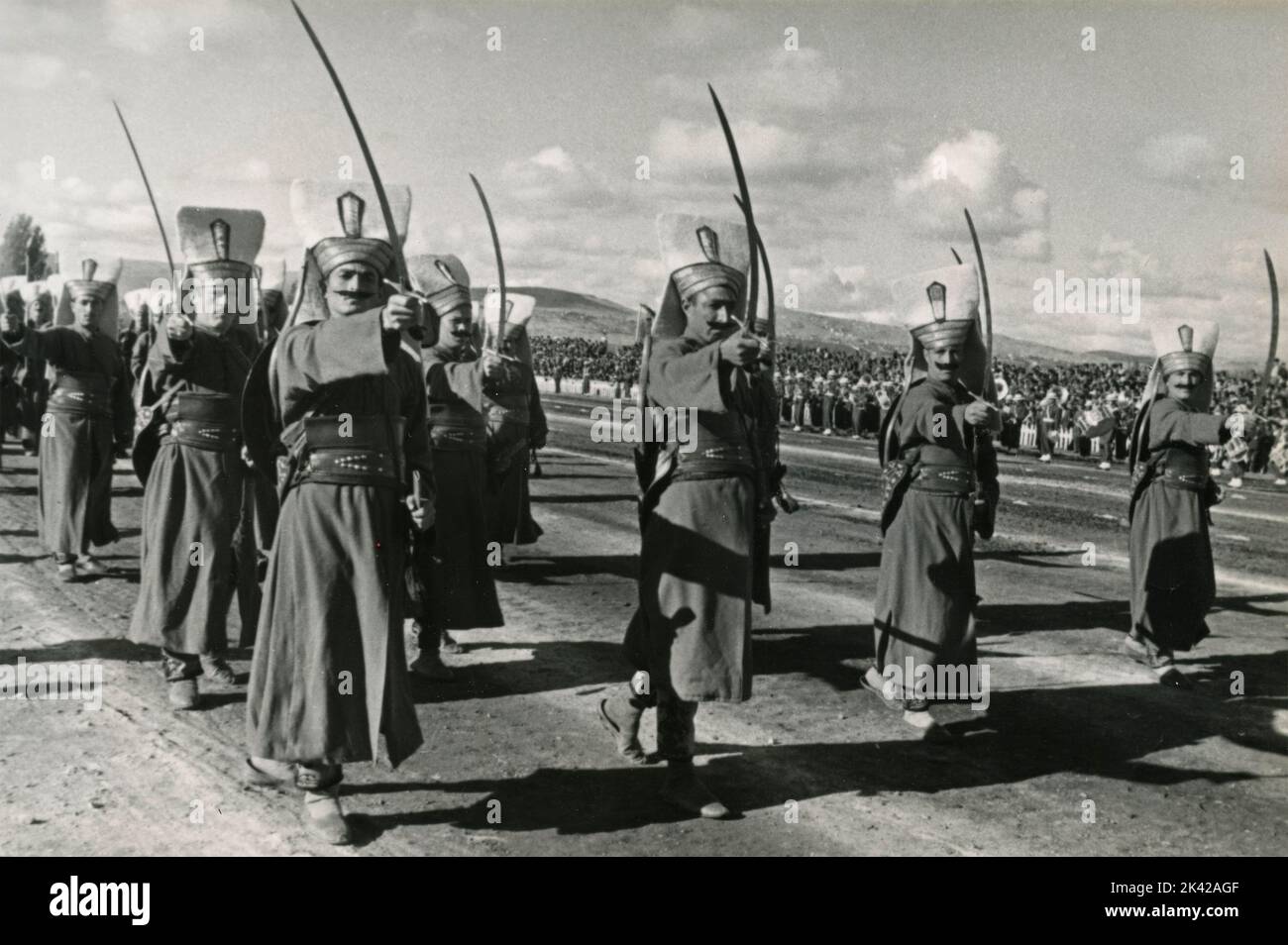 Militärparade türkischer Janissaries mit unummantelten Scheidescharen, Türkei 1930s Stockfoto