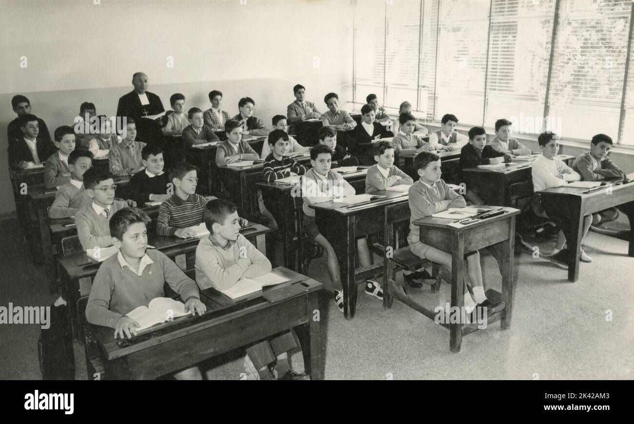 S. Leone Magno Klassenfoto im Klassenzimmer mit Schülern, die an ihren Schreibtischen sitzen, Rom, Italien 1956 Stockfoto