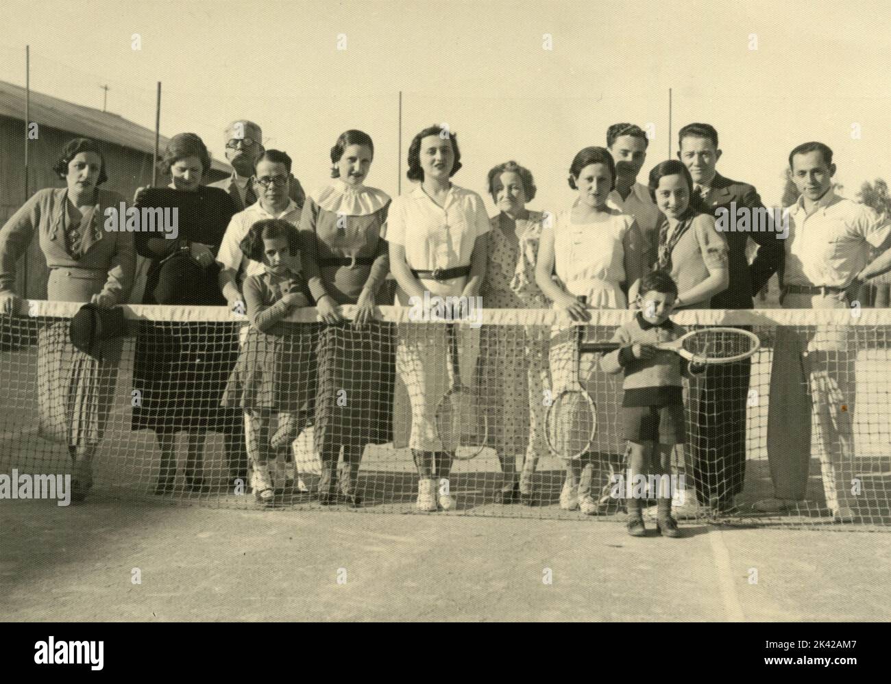 Tennisspielerinnen haben ein Foto mit allen Verwandten auf dem Feld, Frankreich 1936 Stockfoto
