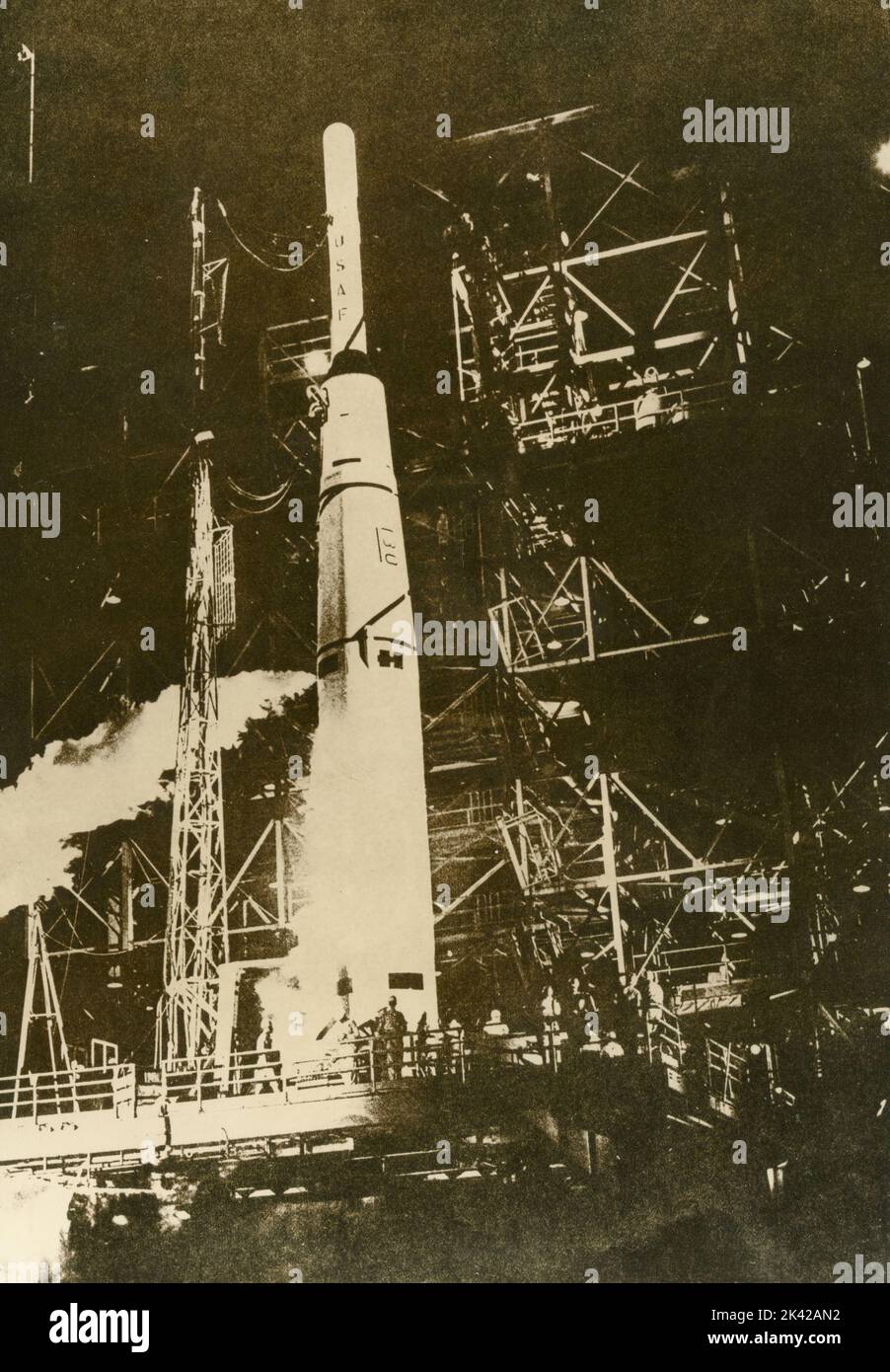 Thor Able I-Rakete mit Pioneer 1-Raumsonde auf der Startrampe, USA Oktober 1958 Stockfoto