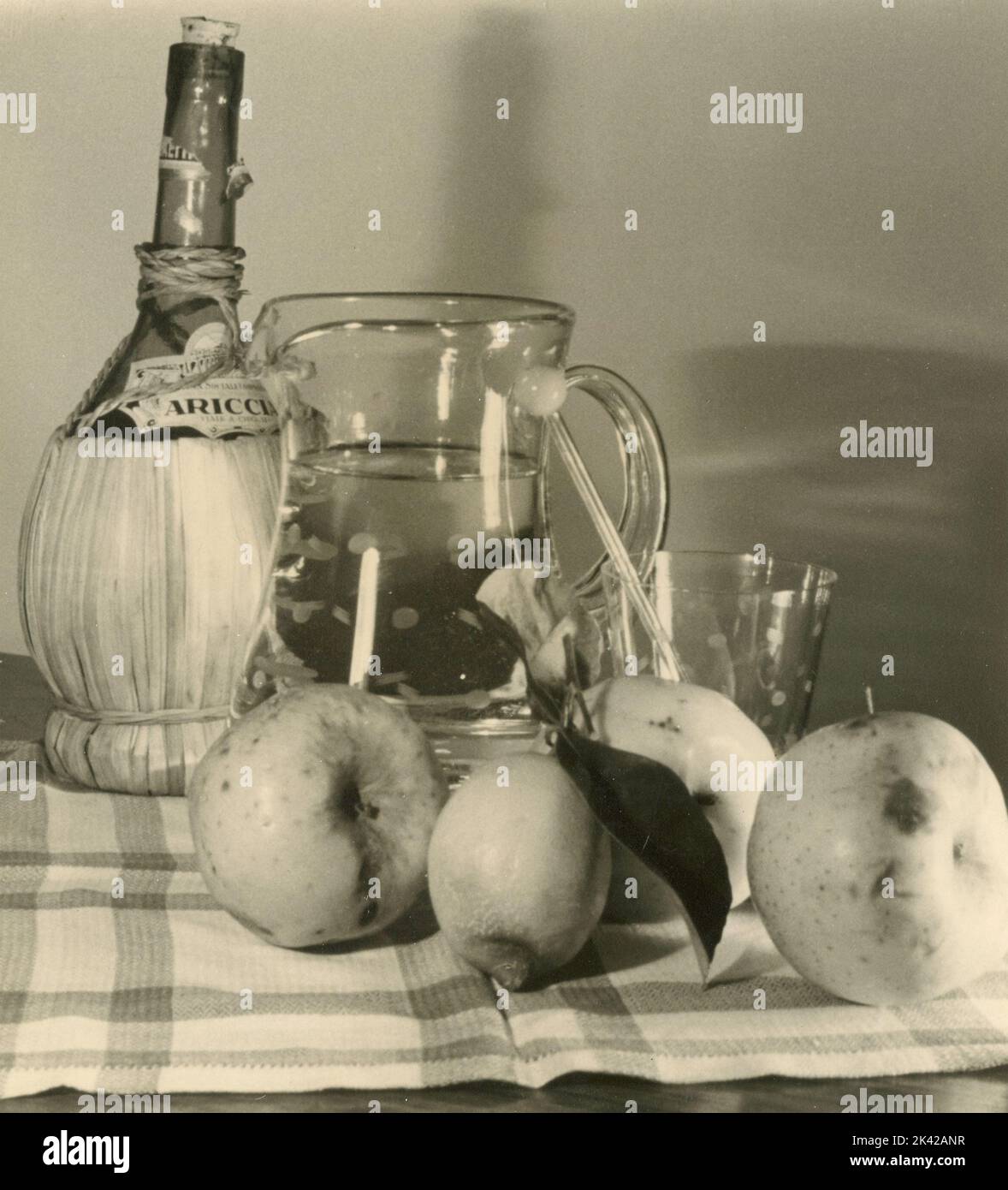 Stillleben Foto mit Ariccia Wein Fiasco, Äpfel, Zitrone und Wasserkrug, Italien 1950s Stockfoto