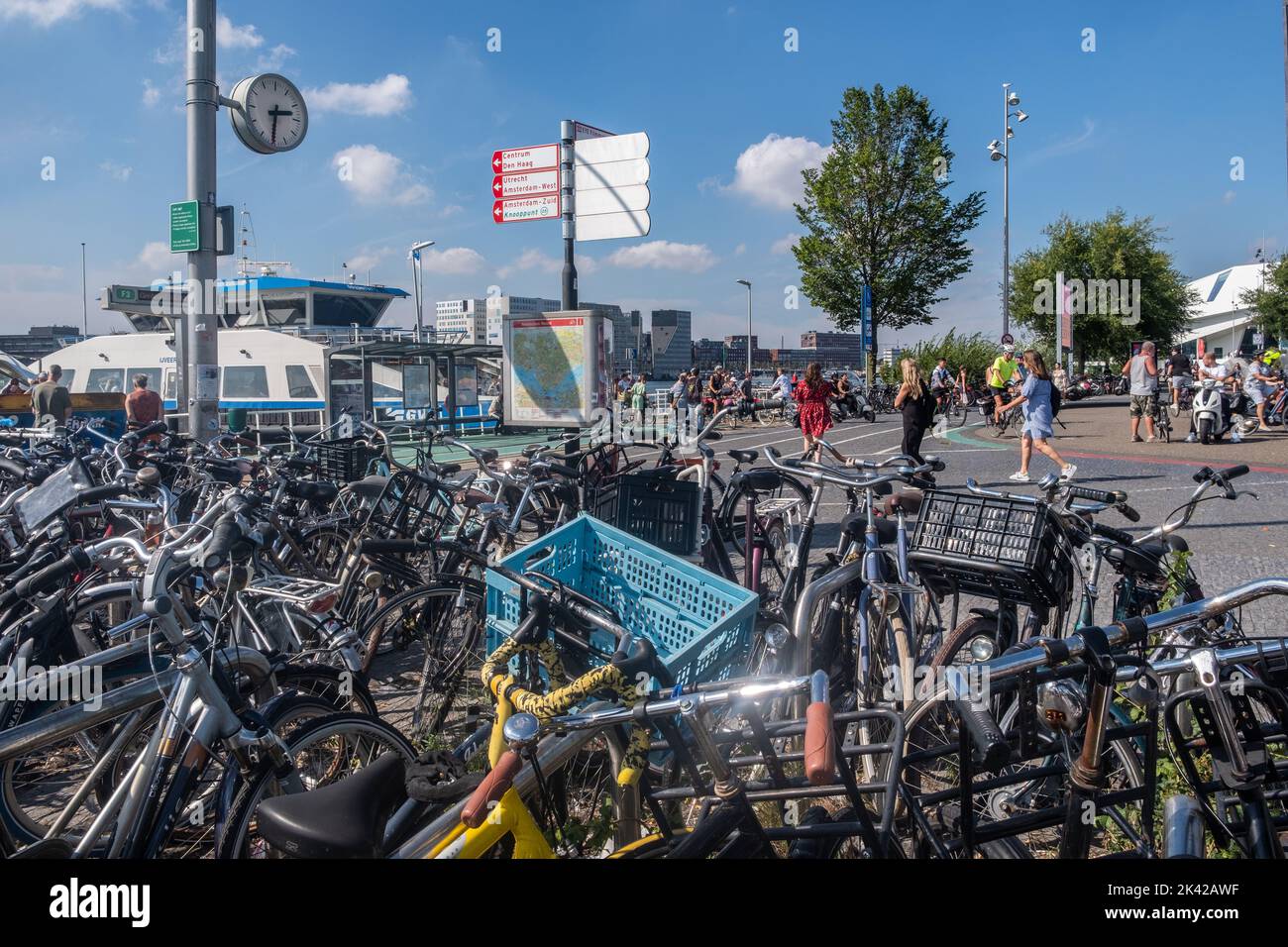 Fahrradpark und Fähre, Amsterdam, Niederlande Stockfoto