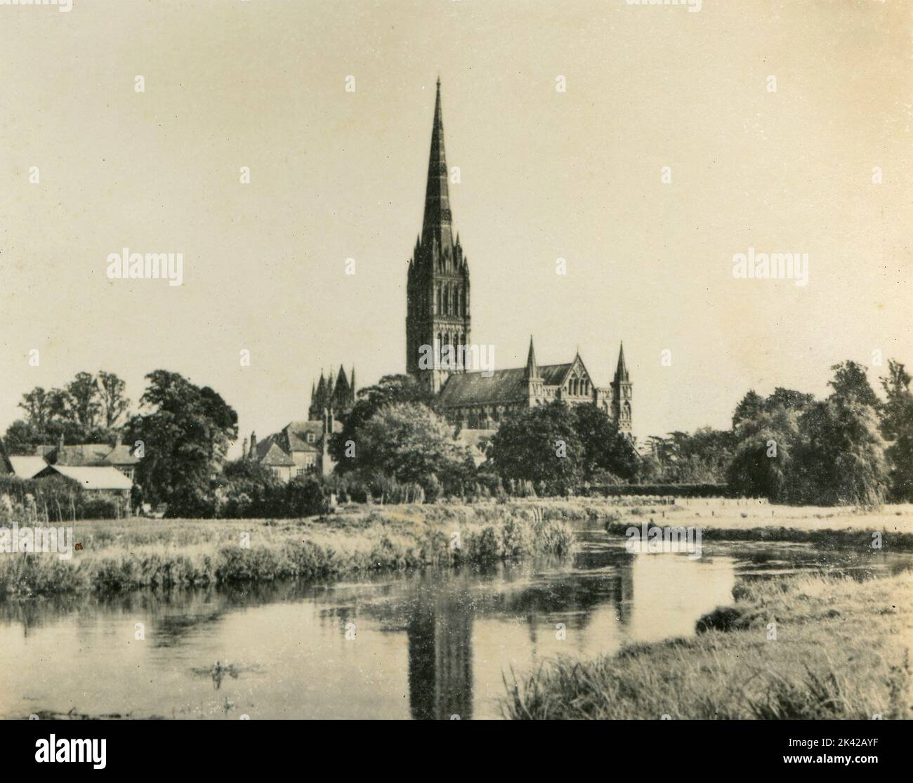 Blick auf die Salisbury Cathedral von Longbridge, Salisbury, UK 1930s Stockfoto