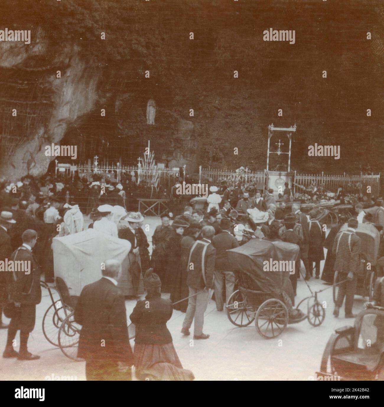Pilger vor der Grotte, Lourdes, Frankreich 1908 Stockfoto