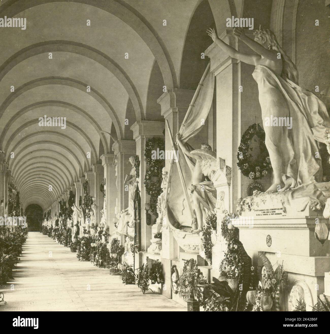 Ansicht eines Korridors im Campo Santo mit der 'Hope' von Scanzi, Genua, Italien 1901 Stockfoto