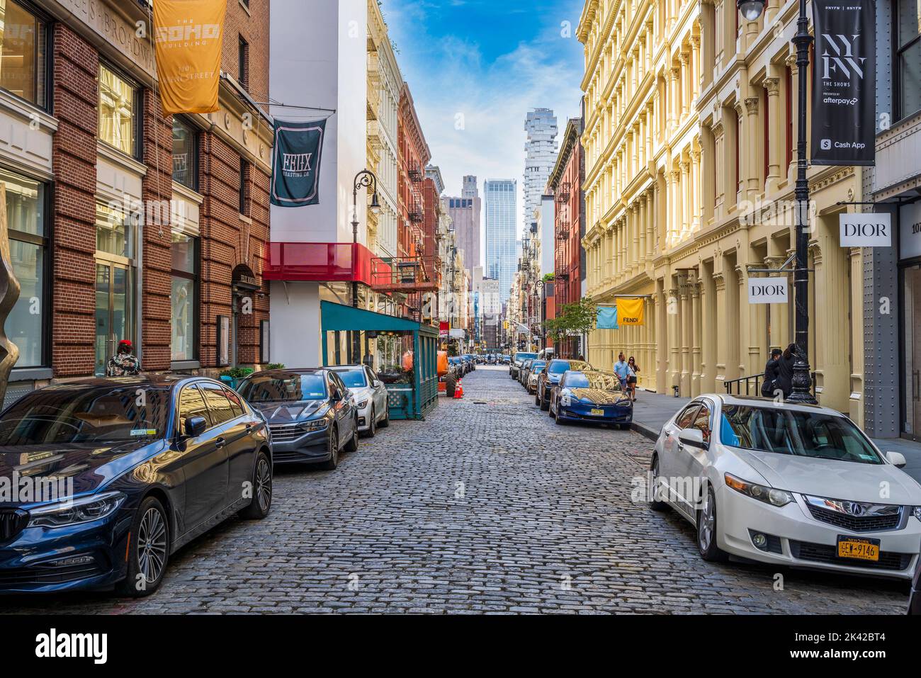 Kopfsteinpflasterstraße mit Luxusgeschäften im Stadtteil SoHo, Manhattan, New York, USA Stockfoto