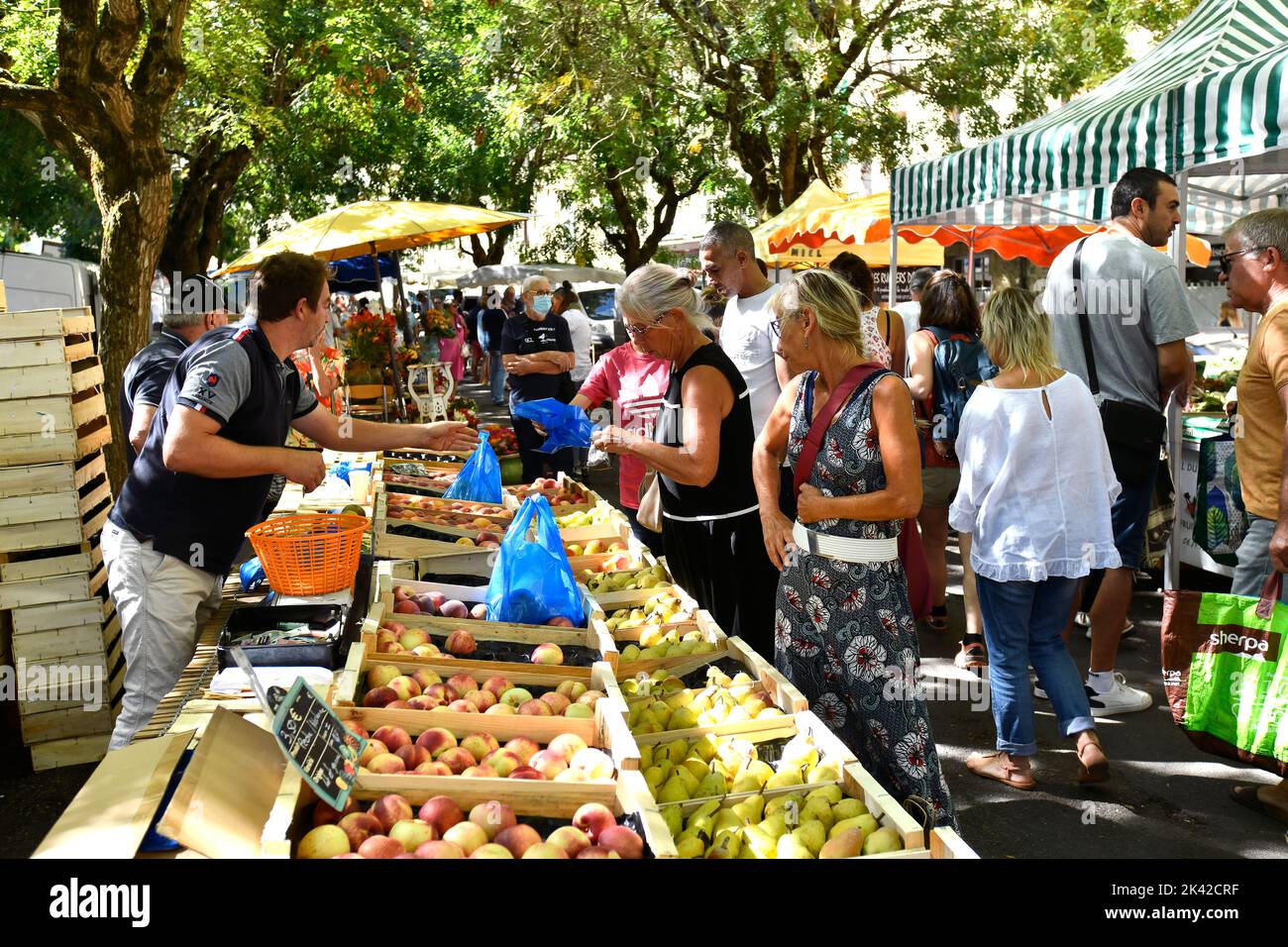 Belebter Straßenmarktstand am Samstag in Nérac im Departement Lot-et-Garonne, Südwestfrankreich Stockfoto