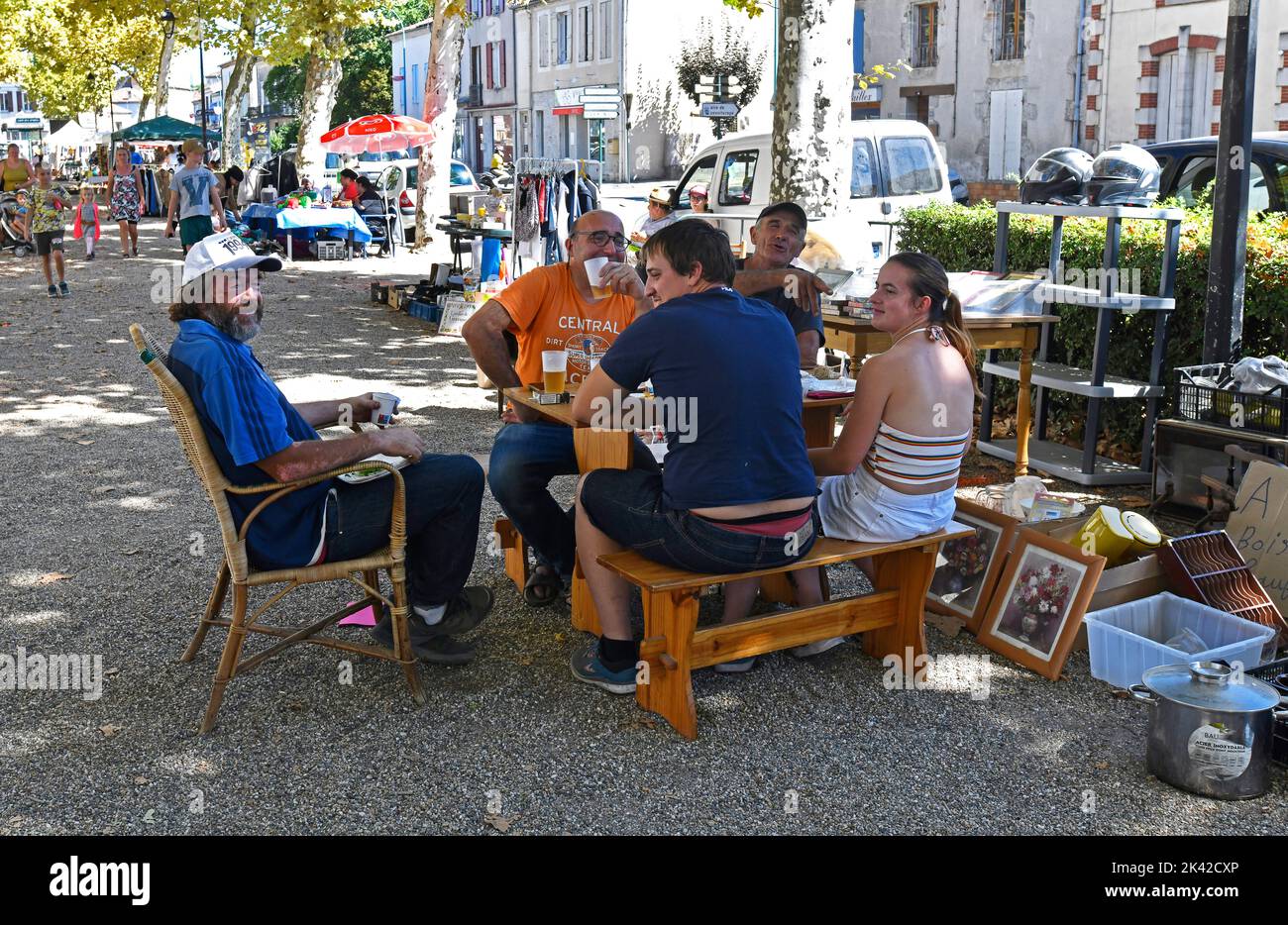 Inhaber französischer Marktbuden, die ein Picknick-Mittagessen auf dem Sonntagsmarkt in Lavardac im Departement Lot-et-Garonne im Südwesten Frankreichs genießen Stockfoto