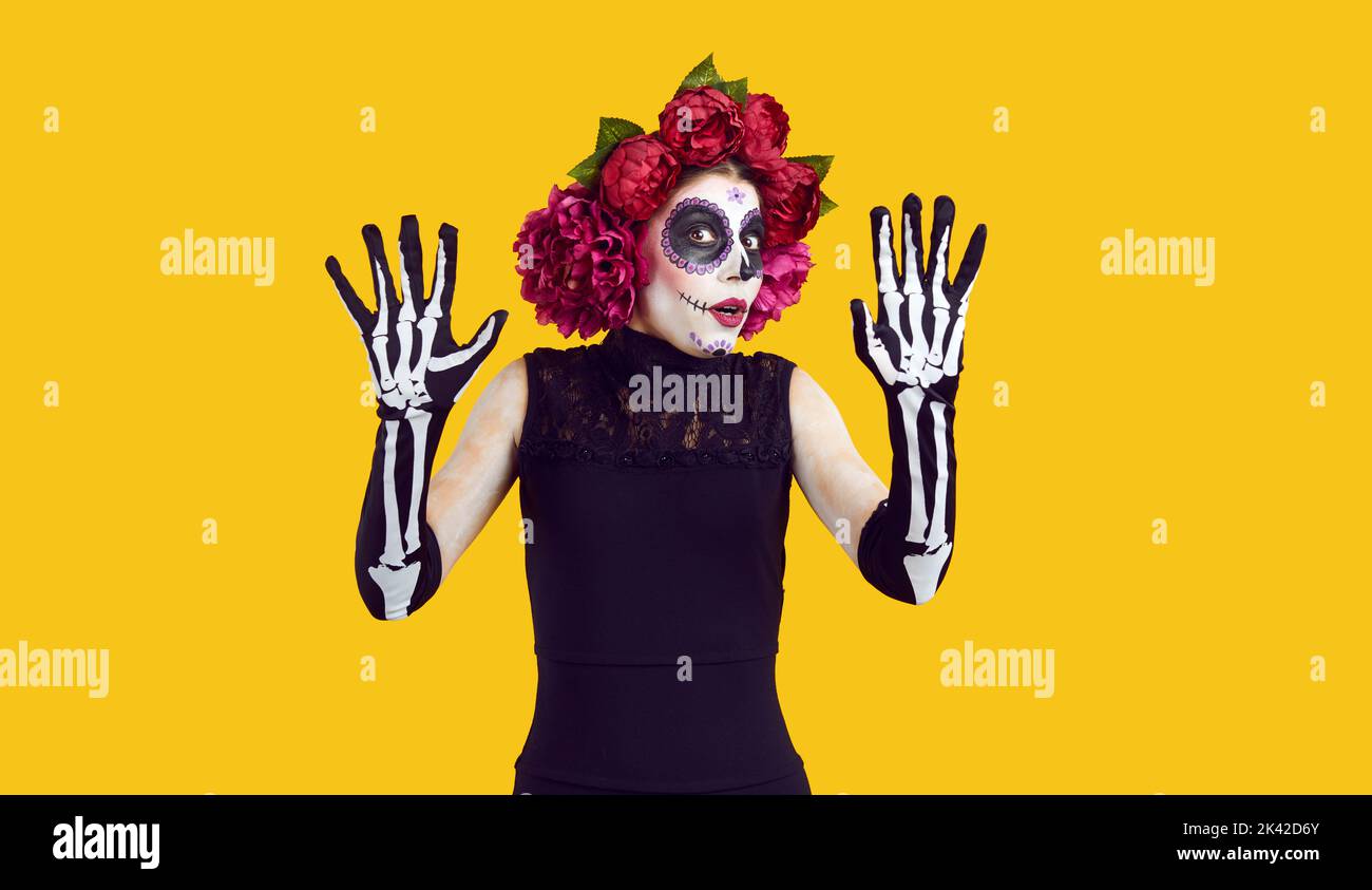 Die junge Frau im Catrina Kostüm bekommt bei Day of the Dead oder Halloween Party Angst Stockfoto