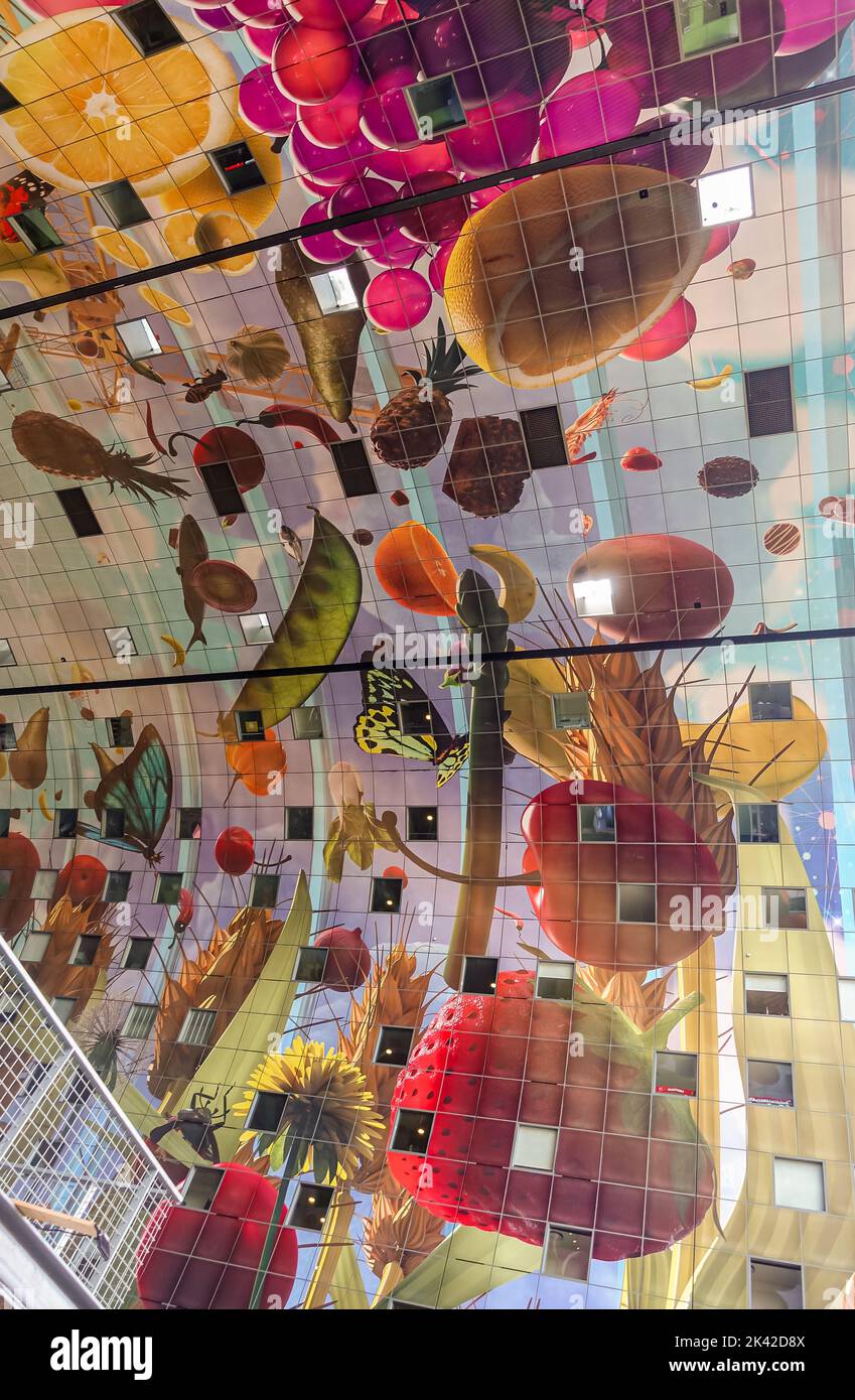 Rotterdam, Niederlande - 11. Juli 2022: Frucht als Thema der riesigen bunten Decke des riesigen Indoor-Markthal. Stockfoto