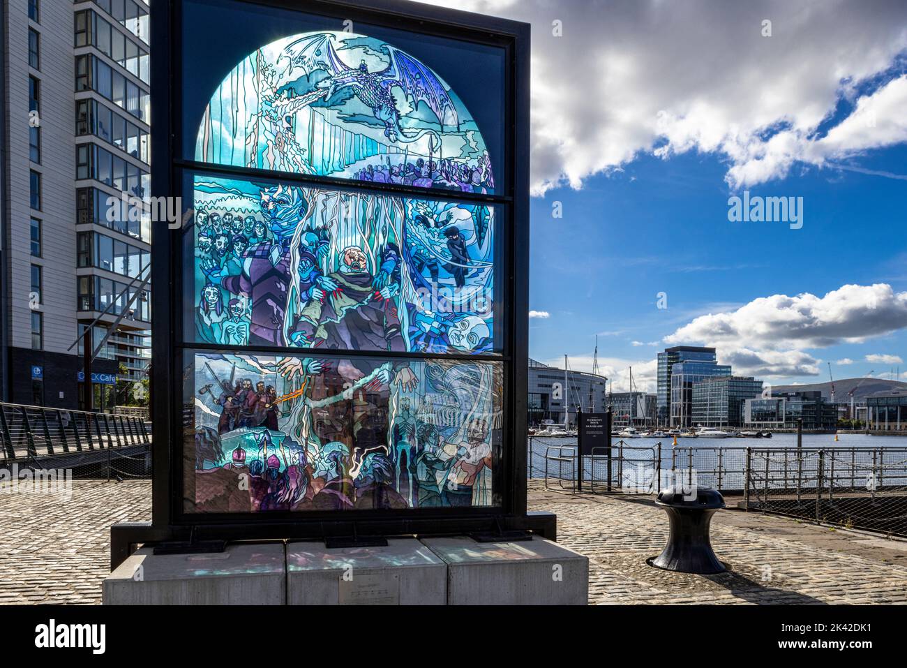 Game of Thrones Glasfenster, Titanic Quarter, Belfast, Nordirland, Großbritannien Stockfoto