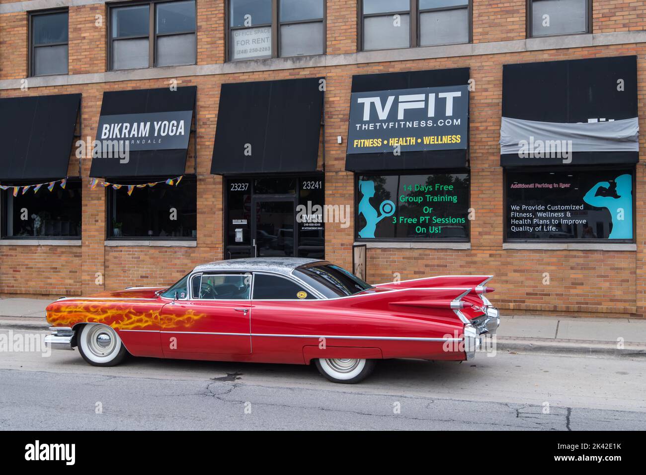 FERNDALE, MI/USA - 16. AUGUST 2019: Ein 1959 Cadillac Coupe DeVille Auto mit Flammen, auf Bikram Yoga, Woodward Dream Cruise Route. Stockfoto