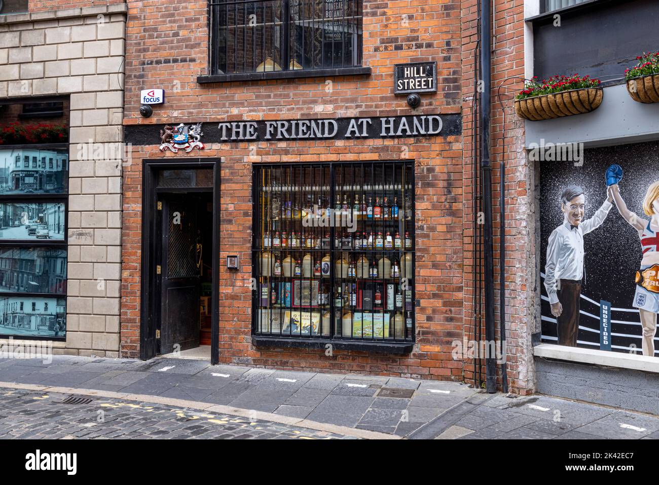 The Friend at Hand, Irish Whiskey Shop, Hill Street, Belfast, Nordirland, VEREINIGTES KÖNIGREICH Stockfoto