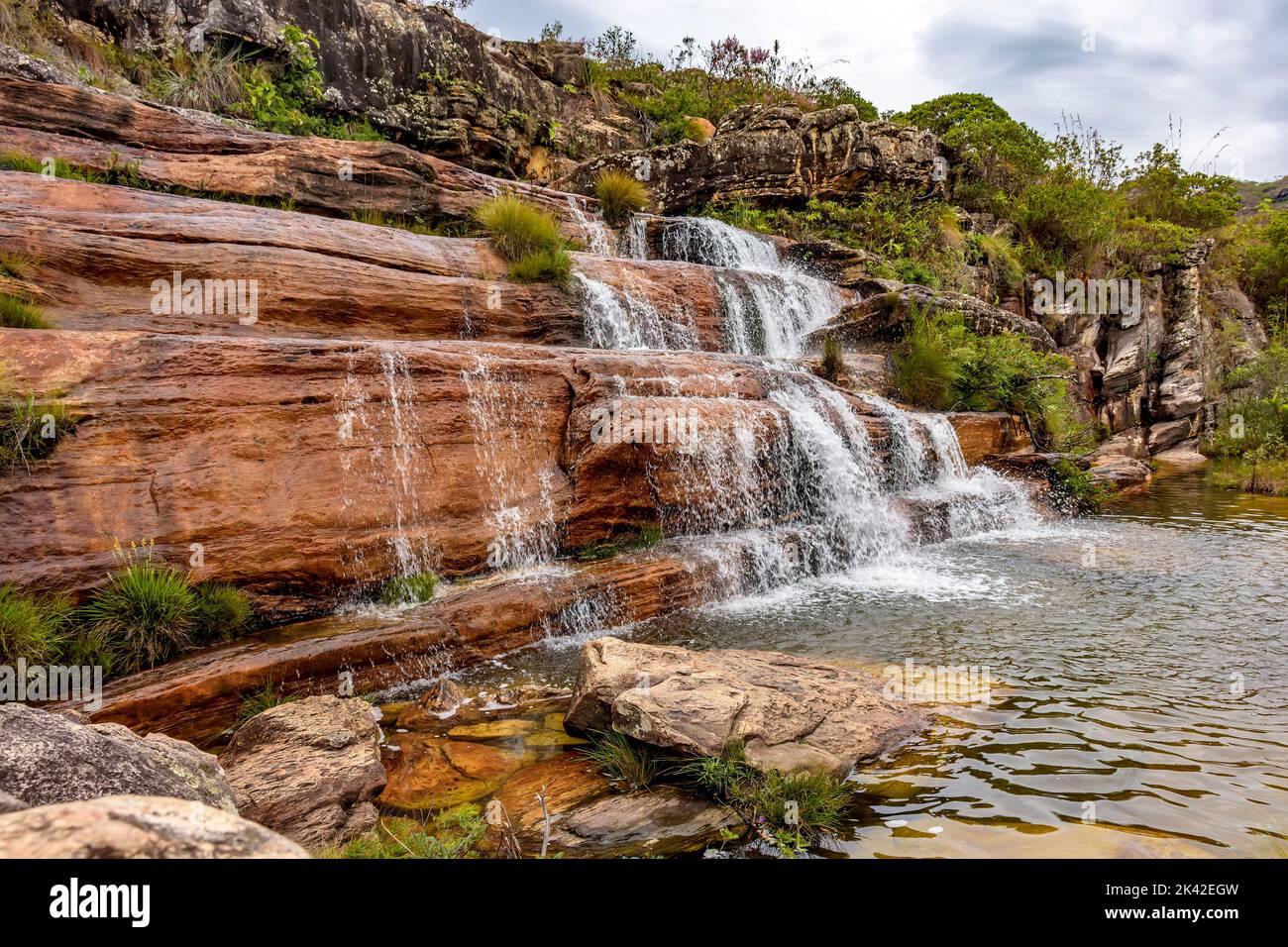 Kaskade und Fluss zwischen der erhaltenen Vegetation des Biribiri-Naturschutzgebietes in Diamantina, Minas Gerais, Brasilien Stockfoto