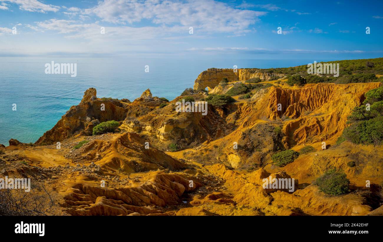 Panoramalandschaft auf den sieben hängenden Tälern berühmte Wanderung an der Algarve-Küste in Portugal. Schönheit in der Natur. Stockfoto