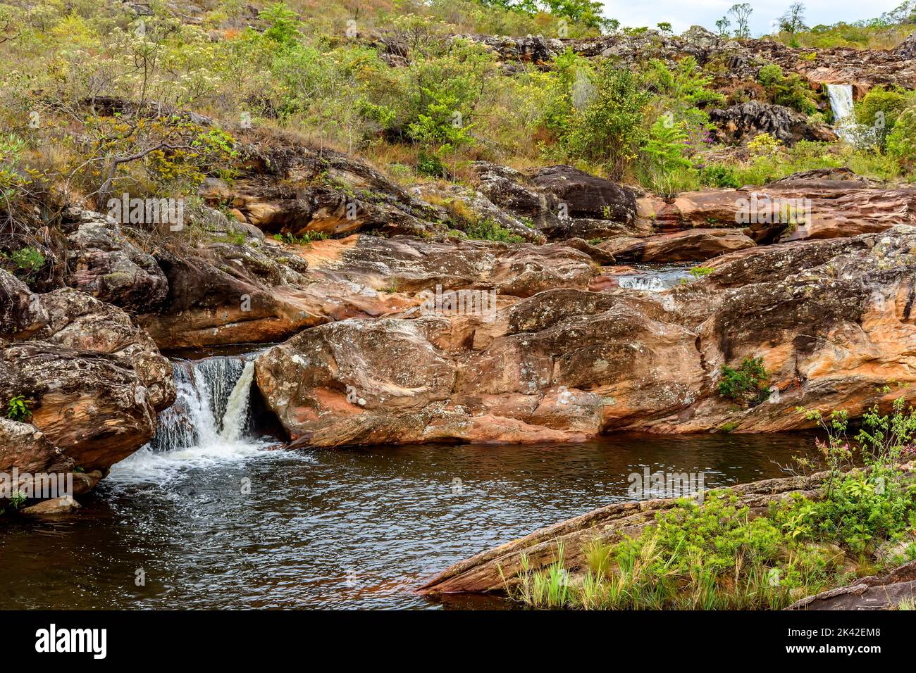 Flüsse und Wasserfälle in der erhaltenen Vegetation des Biribiri-Naturschutzgebietes in Diamantina, Minas Gerais, Brasilien Stockfoto