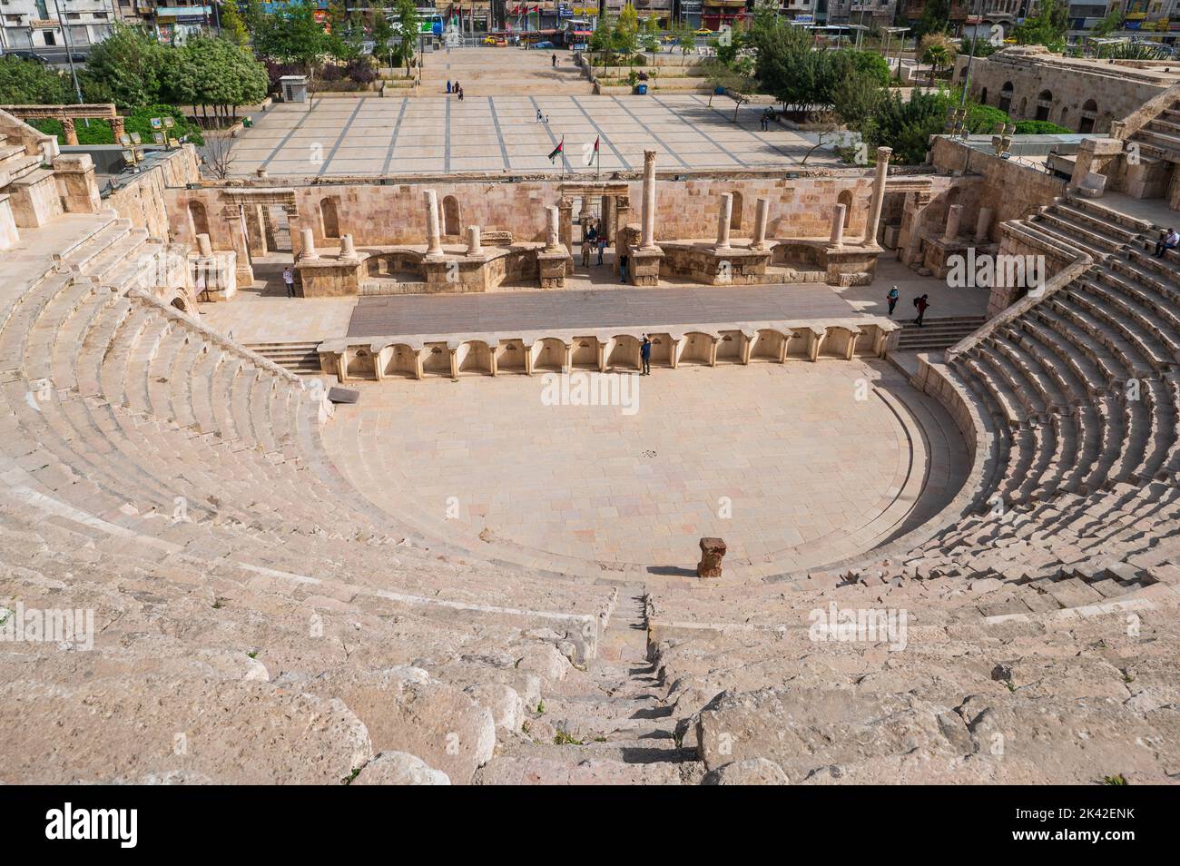 Amman, Jordanien - 3. Mai 2022: Ansicht der Treppe und des Auditoriums des antiken römischen Theaters in der Innenstadt von Amman im alten Stadtzentrum der jordanischen capi Stockfoto