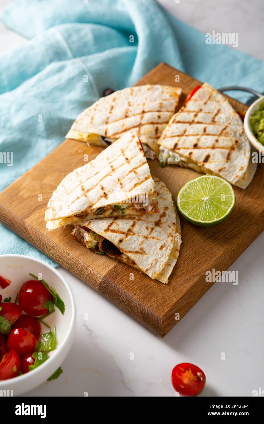 Mexikanische Küche Quesadilla mit Fleisch und Käse Salsa Limette Stockfoto