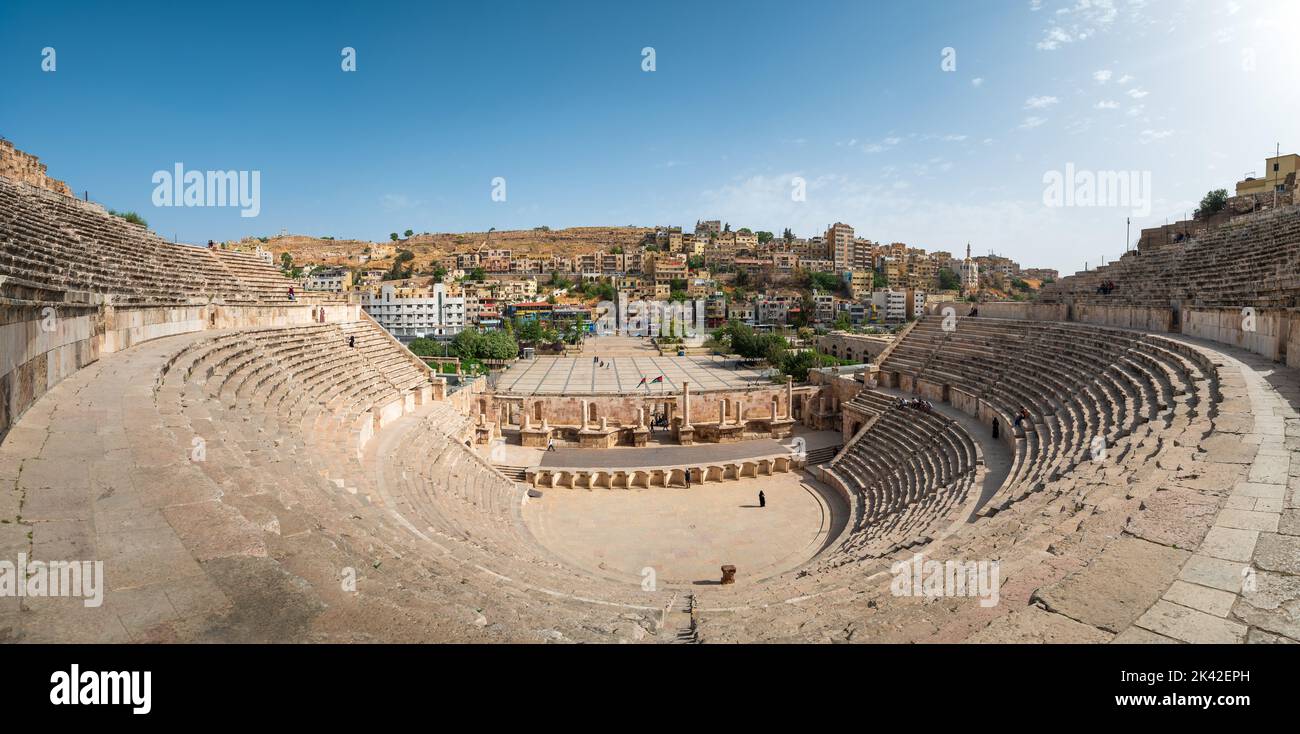 Amman, Jordanien - 3. Mai 2022: Panoramablick auf das antike römische Theater in Amman und die Innenstadt im alten Stadtzentrum der jordanischen Hauptstadt i Stockfoto