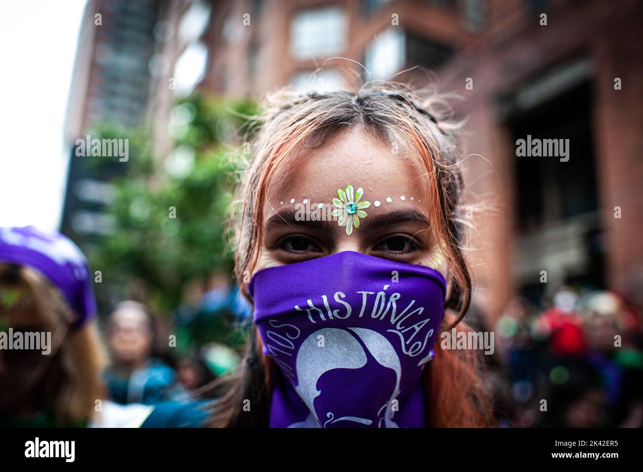 Ein Demonstrator posiert für ein Porträt während des Internationalen Tages zum Gedenken an den Sklavenhandel und seine Abhebungsdemonstrationen in Bogota, Co Stockfoto