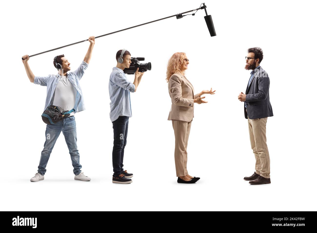 Kameramann und Toningenieur zeichnen ein Gespräch zwischen einem Mann und einer Frau auf weißem Hintergrund auf Stockfoto
