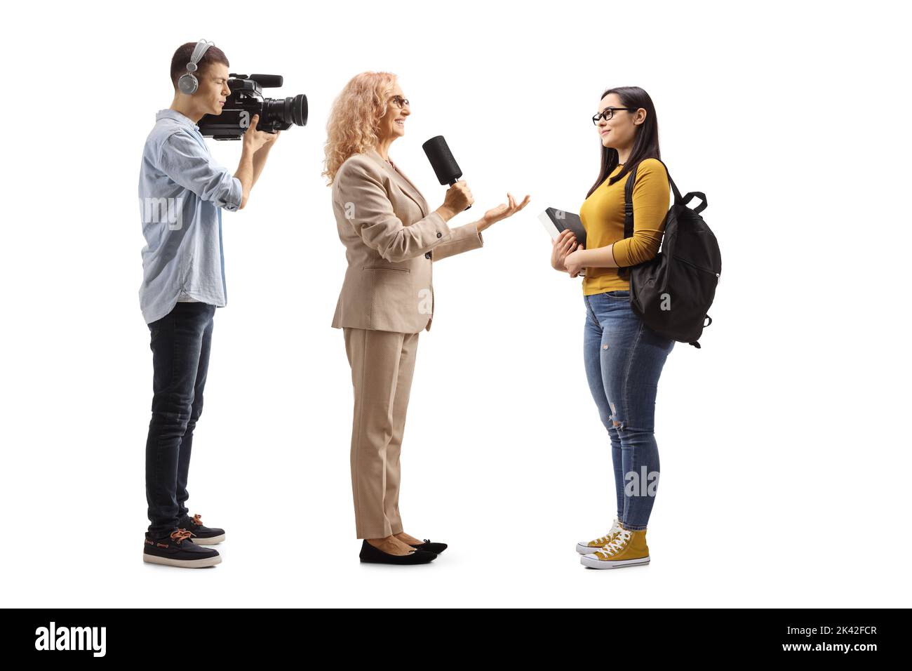 Weibliche Reporterin interviewte einen Studenten und einen Kameramann, der auf weißem Hintergrund aufgezeichnet wurde Stockfoto