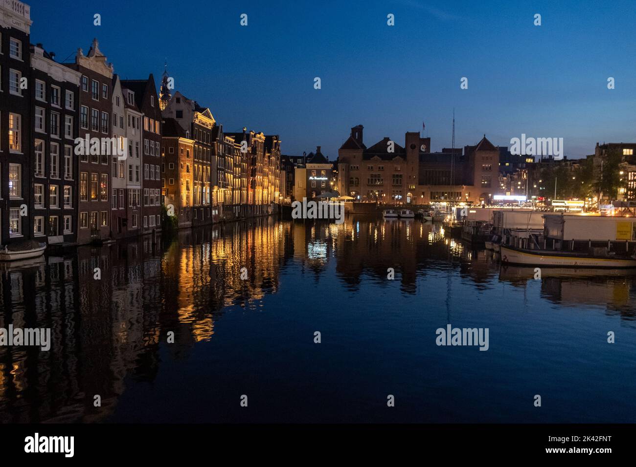 Damrak Waterfront, Amsterdam, Niederlande Stockfoto