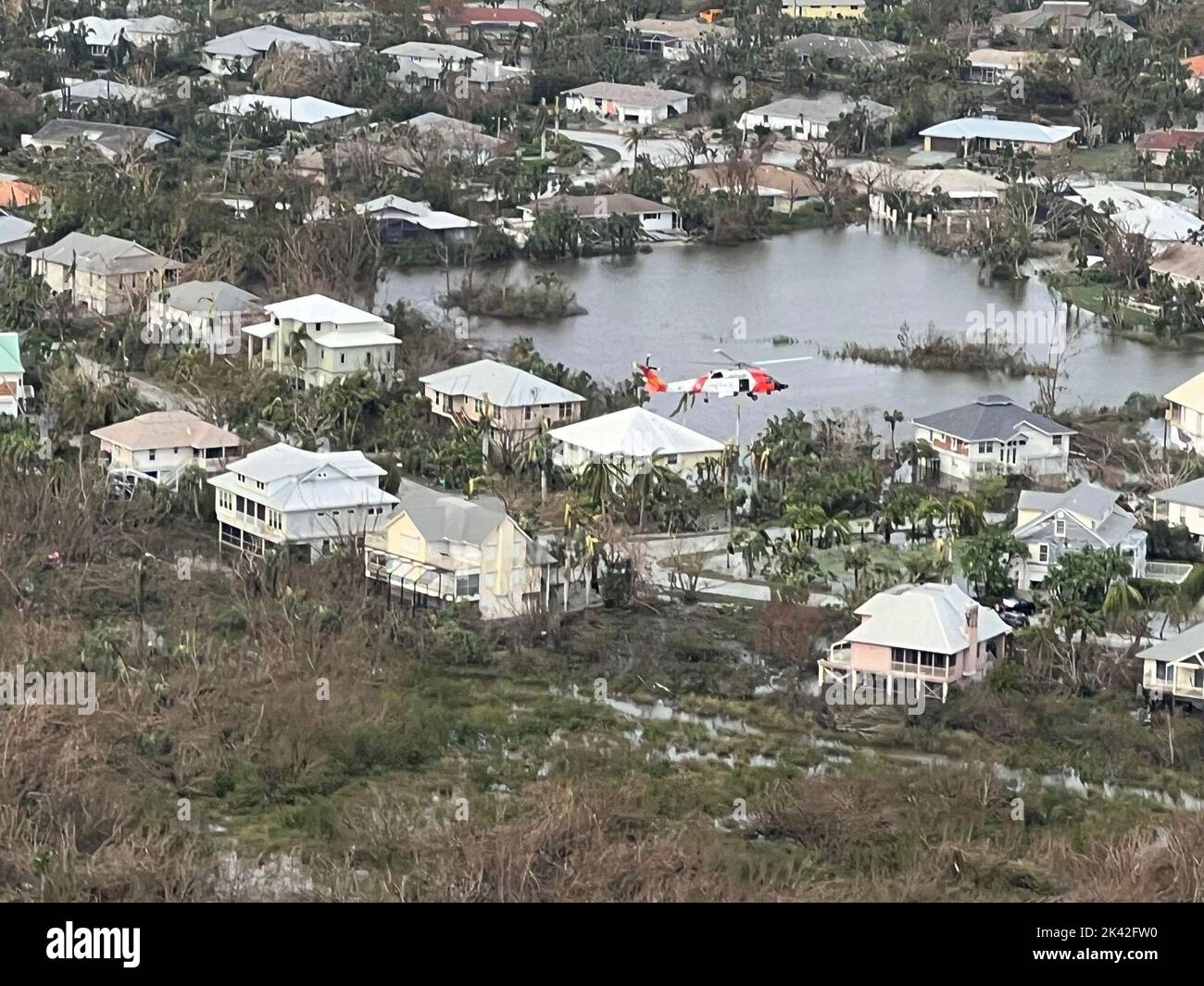 Usa. 29. September 2022. Die US Coast Guard Luftbesatzung hemmt Menschen aus überschwemmten Gebieten in der Nähe von Sanibel, Florida, nach dem 29. September 2022, dem US-amerikanischen Flughebegebiet. Die Besatzungen führen weiterhin Such- und Rettungseinsätze in den betroffenen Gebieten durch. Kredit: Joey Feldman/U.S. Coast Guard/ZUMA Press Wire Service/ZUMAPRESS.com/Alamy Live News Stockfoto