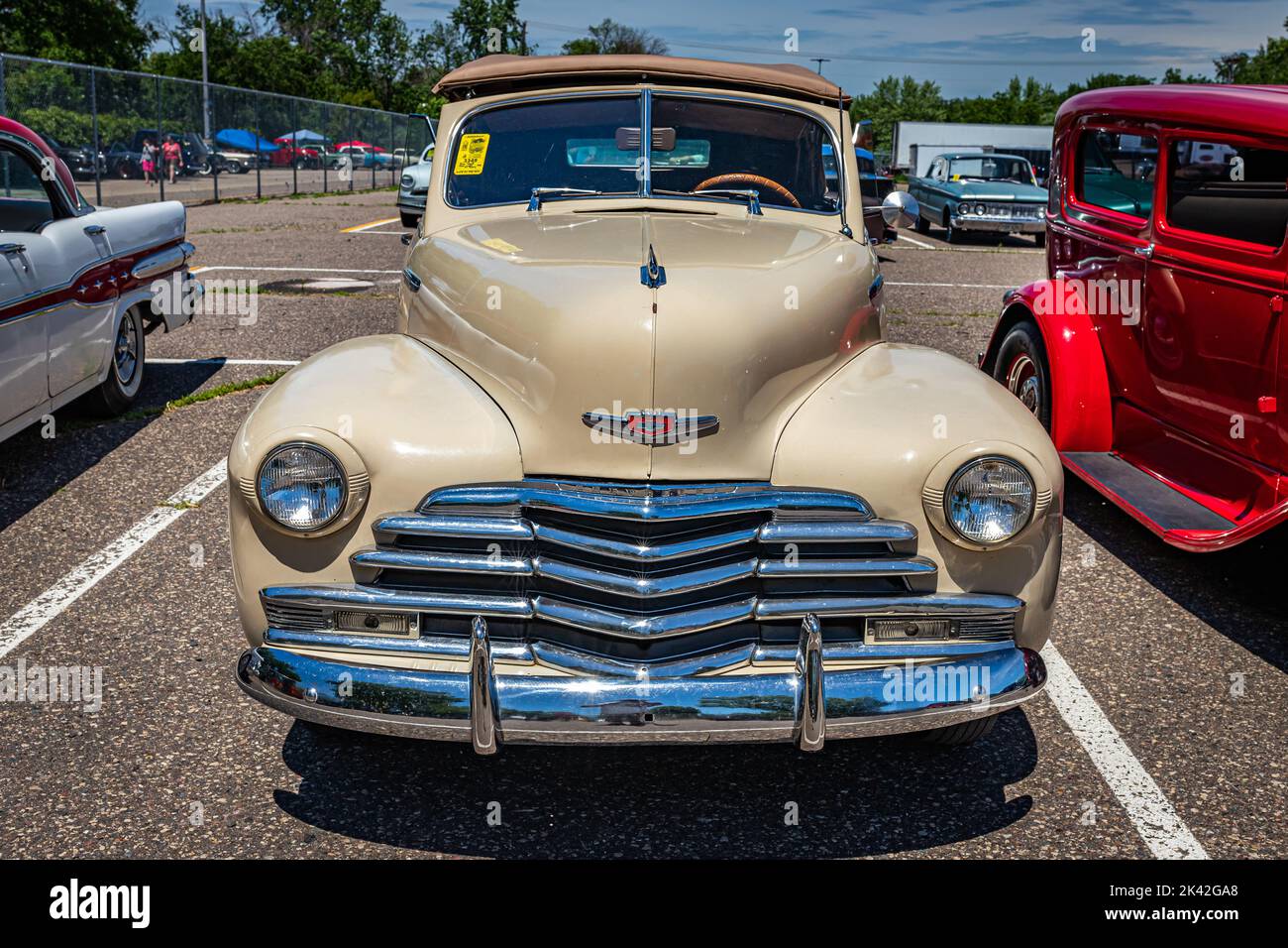 Falcon Heights, MN - 18. Juni 2022: Hochperspektivische Frontansicht eines Chevrolet Fleetmaster Cabriolets aus dem Jahr 1947 auf einer lokalen Automobilmesse. Stockfoto