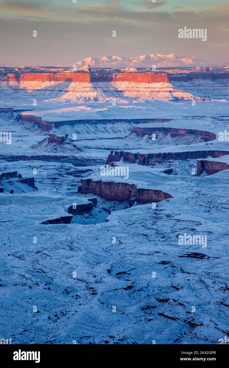 Blick auf den Winter vom Candlestick Tower im Canyonlands National Park, Utah. Green River Basin und Turk's Head vorne mit den Orange Cliffs / G Stockfoto